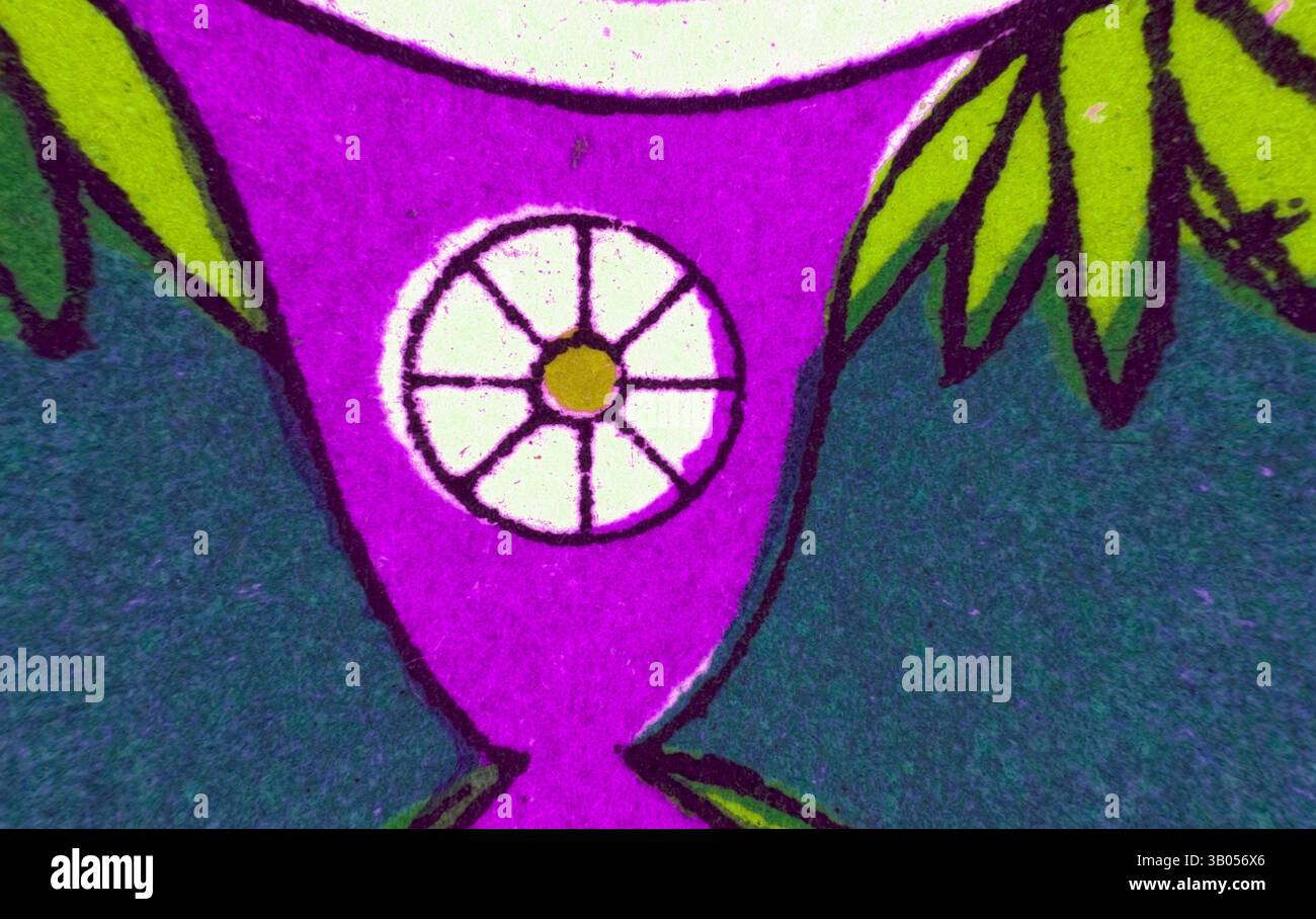 Un design vibrant avec un motif circulaire central entouré de feuilles audacieuses et stylisées et d'éléments dans des tons violets et verts. La composition est dynamique, avec des formes géométriques améliorant l'intérêt visuel., Un design circulaire vibrant avec des couleurs vives et des éléments floraux stylisés, avec un motif central ressemblant à une fleur entourée de formes géométriques et d'accents feuillus. Art classique avec une touche moderne réinventé par Artotop, ornement égyptien transformé, art classique avec une touche moderne réinventé par Artotop Banque D'Images