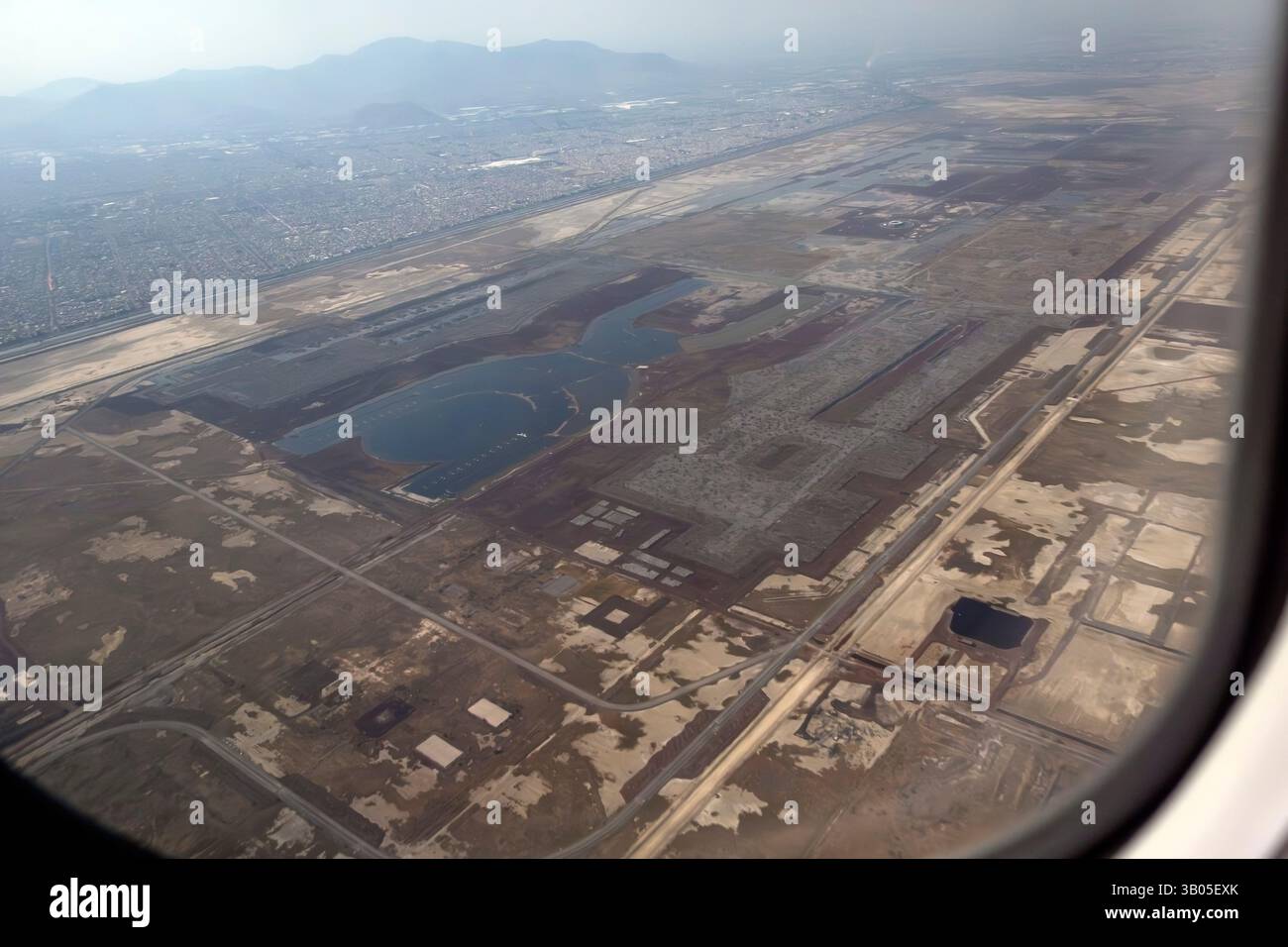 Les restes inondés d'un terminal aéroportuaire abandonné à moitié construit à Mexico, au Mexique Banque D'Images
