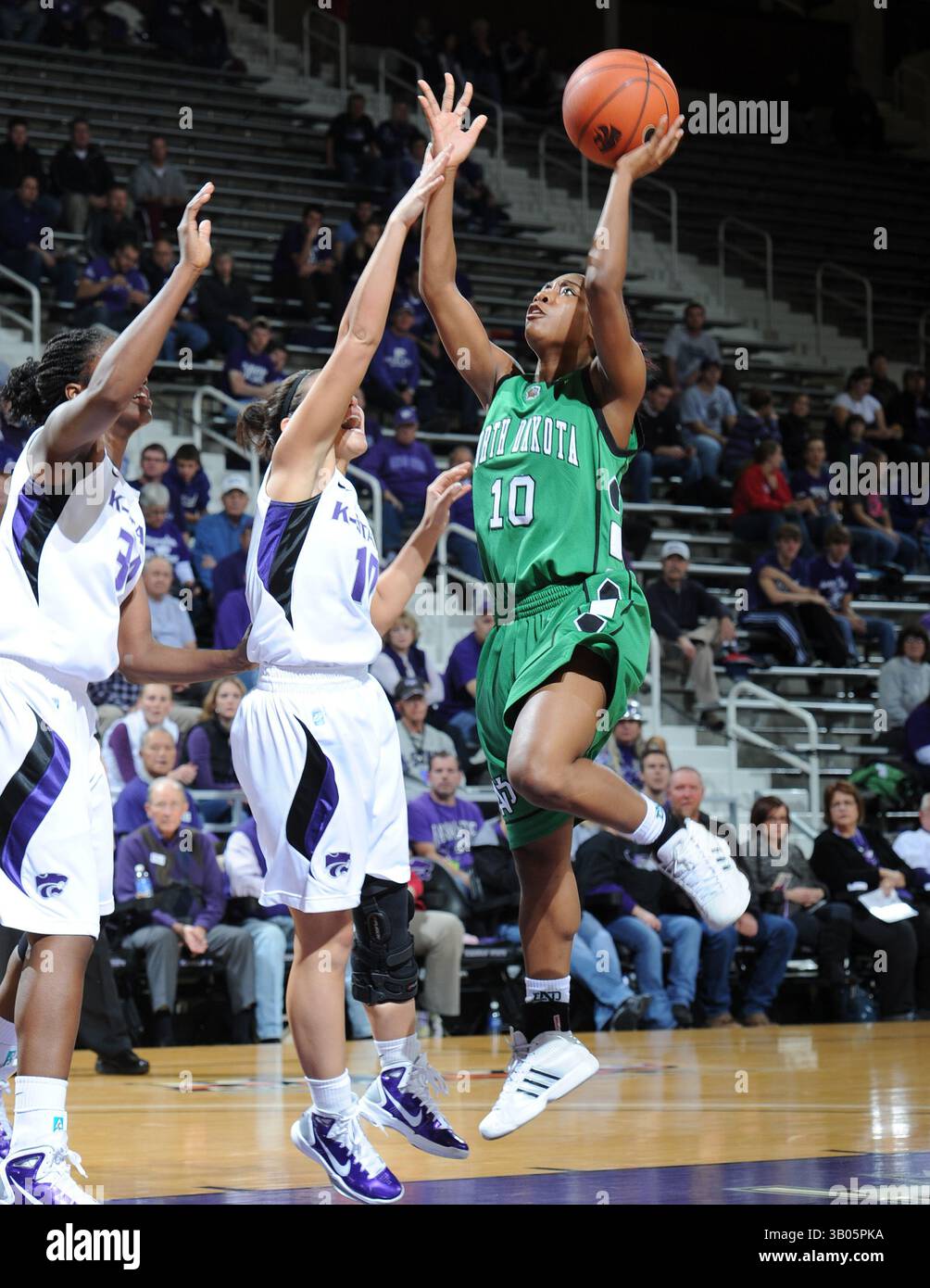 8 décembre 2010 : Garde Charnise Mothershed #10 du Dakota du Nord Fighting Sioux lance un tir sur la garde Kelsey Hill #10 des Wildcats de l'État du Kansas pendant la première mi-temps au Bramlage Coliseum à Manhattan, Kansas. (Crédit image : © Peter Aiken/Cal Sport Media/ZUMAPRESS.com) Banque D'Images