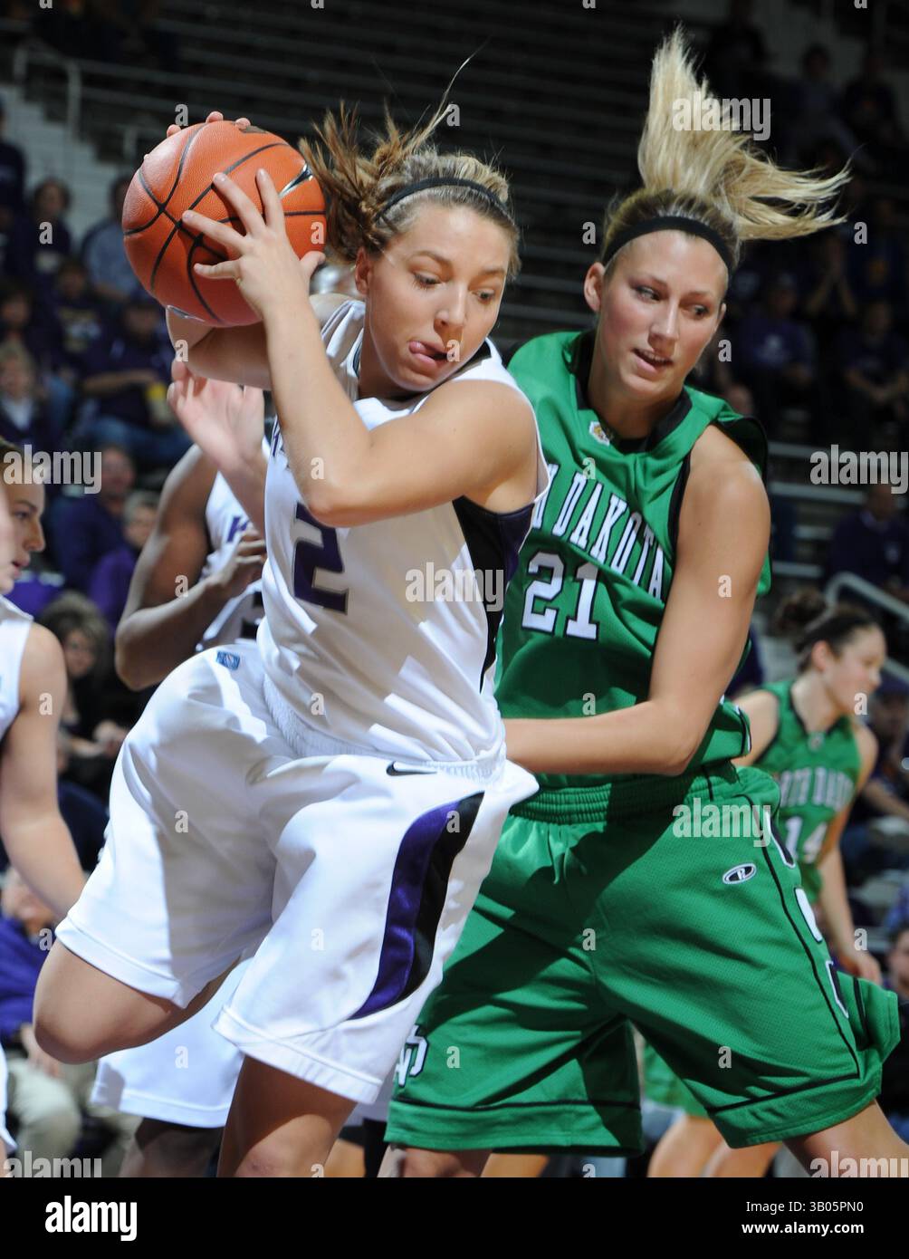 8 décembre 2010 : Guard Brittany Chambers #2 des Wildcats de l'État du Kansas saisit un rebond défensif devant l'attaquant Corey LOF #21 du Dakota du Nord combattant les Sioux pendant la première mi-temps au Bramlage Coliseum à Manhattan, Kansas. (Crédit image : © Peter Aiken/Cal Sport Media/ZUMAPRESS.com) Banque D'Images