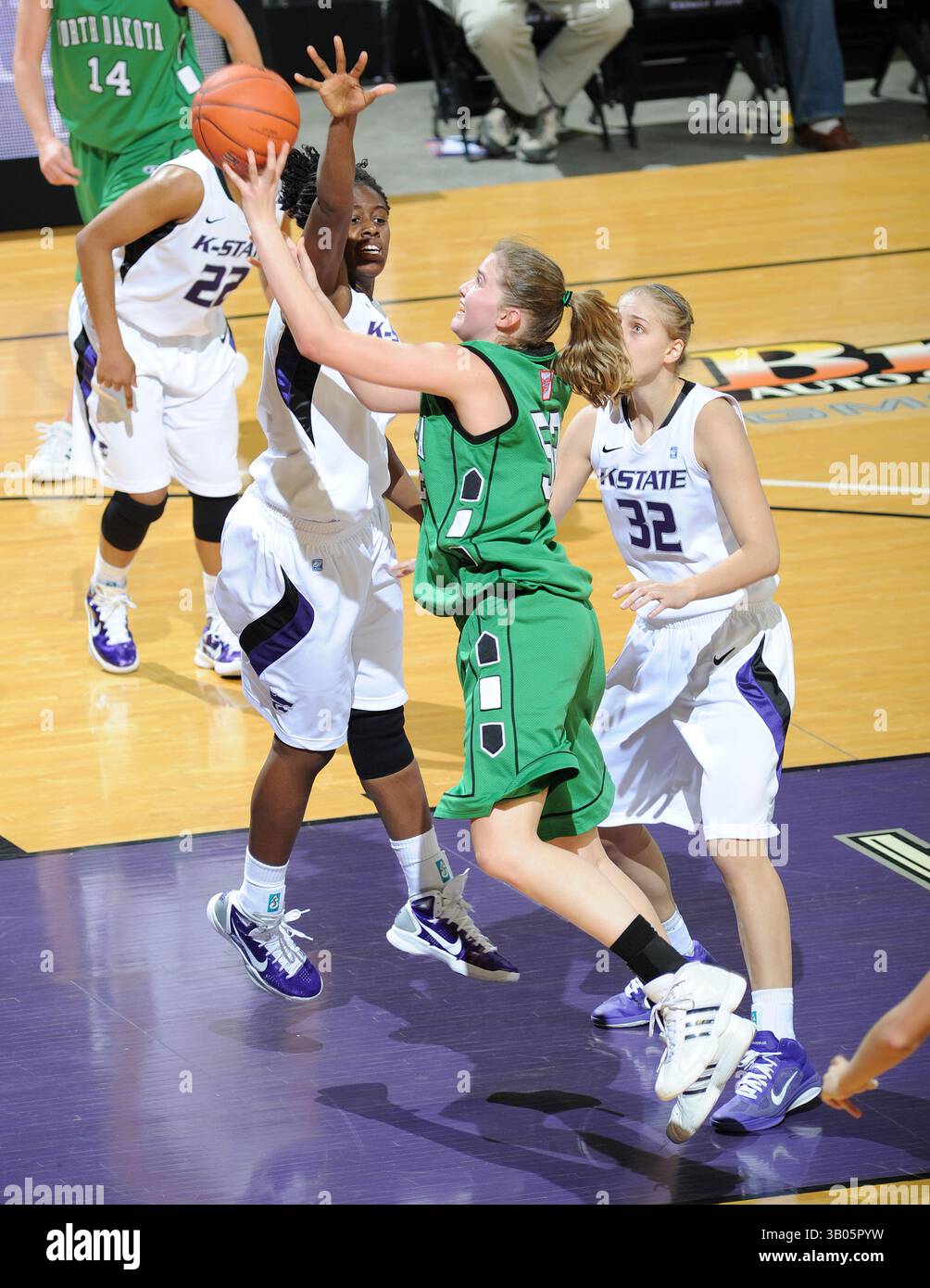 8 décembre 2010 : Center Allyssa Wall #52 du Dakota du Nord combattant les Sioux se précipitent vers le panier contre la pression des défenseurs Alina Voronenko #32 et Branshea Brown #34 des Wildcats de l'État du Kansas lors de la première mi-temps au Bramlage Coliseum à Manhattan, Kansas. (Crédit image : © Peter Aiken/Cal Sport Media/ZUMAPRESS.com) Banque D'Images
