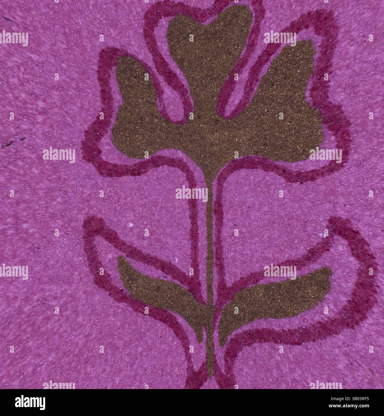 Un motif floral éclatant arbore des contours audacieux et des couleurs riches, mettant en valeur une fleur stylisée avec des feuilles proéminentes sur un fond texturé., Un motif circulaire éclatant avec une fleur stylisée, entourée de formes fantaisistes dans des teintes complémentaires, créant un motif floral saisissant. Art classique avec une touche moderne réinventé par Artotop, ornement persan transformé, art classique avec une touche moderne réinventé par Artotop Banque D'Images