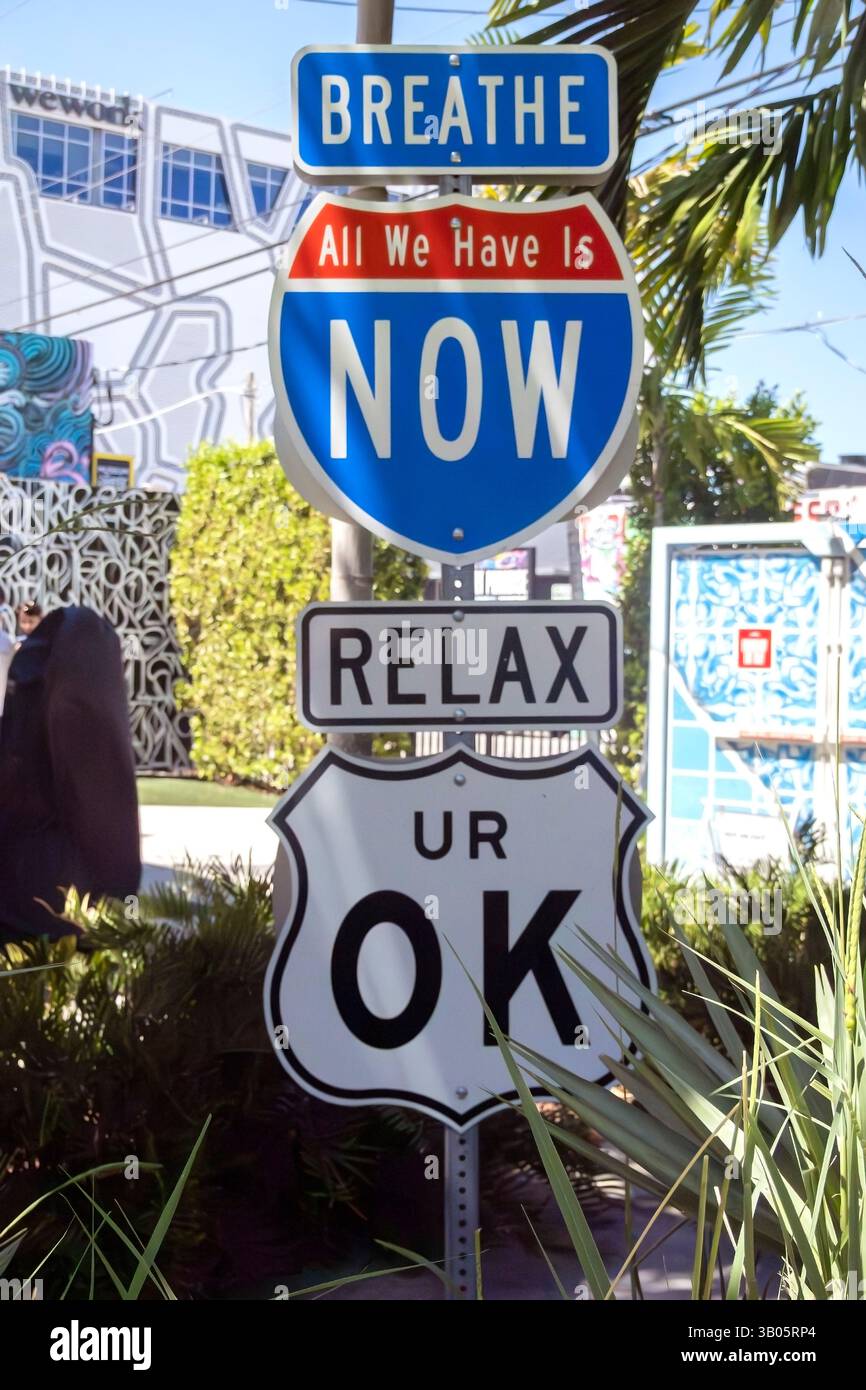 Panneaux routiers de style AMÉRICAIN par Scott Froschauer à Wynwood Walls, Miami, Floride, États-Unis Banque D'Images