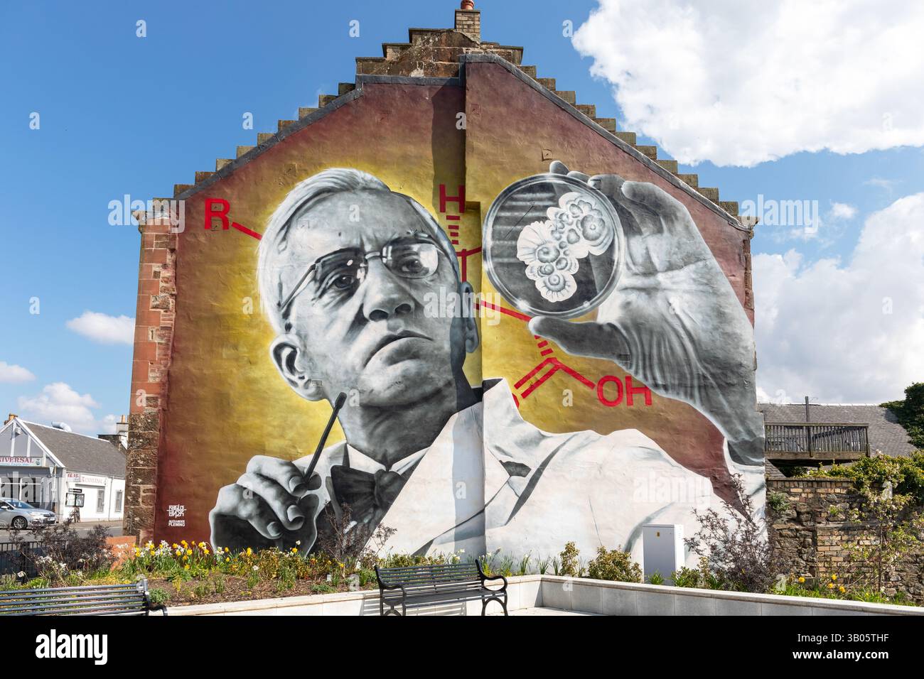 Peinture murale de Sir Alexander Fleming sur un pignon de bâtiment, Darvel, Ayrshire, Écosse. Sir Alexander Fleming FRS FRSE FRCS (6 août 1881 – 11 mars 1955) Banque D'Images