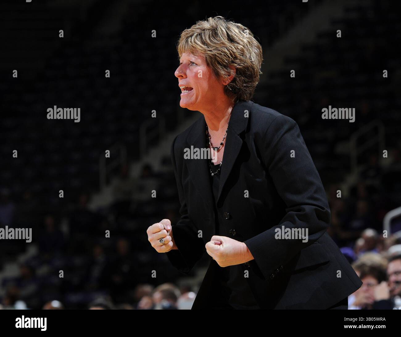 8 décembre 2010 : Deb Patterson, entraîneur-chef des Wildcats du Kansas State Talks, donne quelques instructions pendant la deuxième mi-temps contre les Sioux du Dakota du Nord au Bramlage Coliseum de Manhattan, au Kansas. L'État du Kansas a battu le Dakota du Nord 76-49.(image crédit : © Peter Aiken/Cal Sport Media/ZUMAPRESS.com) Banque D'Images
