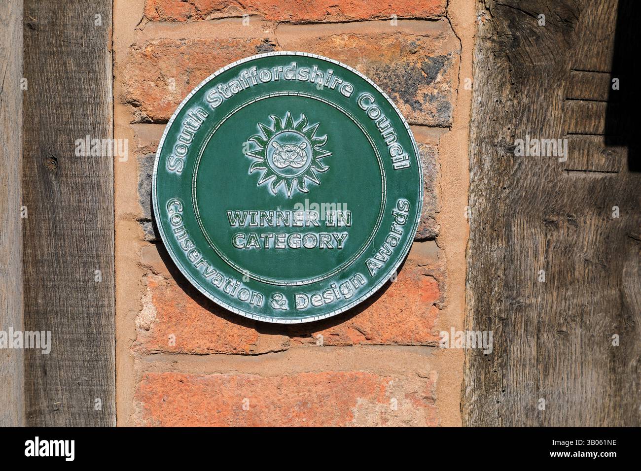 Une plaque sur un mur gagnant dans la catégorie, South Staffordshire Council conservation and Design Awards, Kinver, Staffordshire, West Midlands, Angleterre, ROYAUME-UNI Banque D'Images
