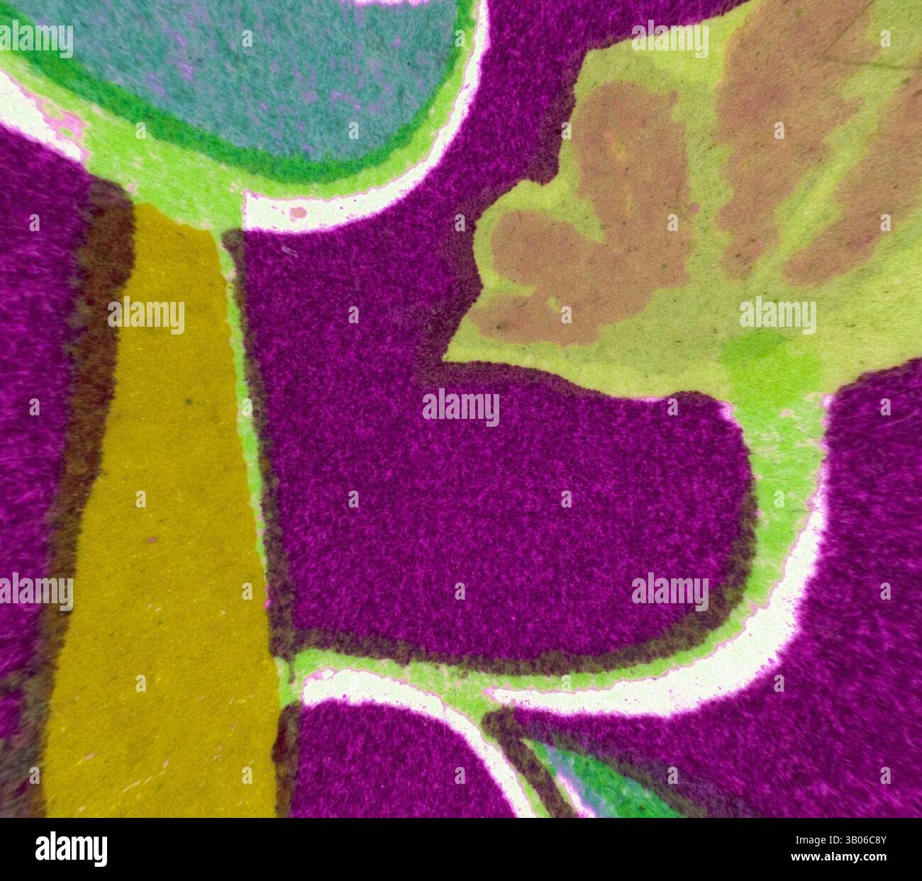 Un design abstrait avec des couleurs et des formes vibrantes, avec des lignes fluides et des formes organiques entrelacées sur un riche fond violet., Un motif floral vibrant avec des couleurs vives et des motifs complexes, mettant en vedette une fleur stylisée et un feuillage vert sur un riche fond violet. Art classique avec une touche moderne réinventé par Artotop, ornement Renaissance transformé, art classique avec une touche moderne réinventé par Artotop Banque D'Images