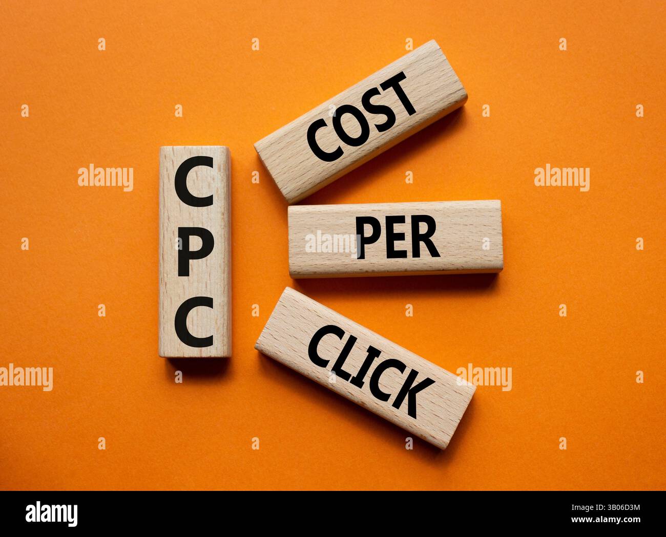 CPC - symbole coût par clic. Mot concept AGM sur cubes en bois. Beau fond orange. Business et AGM concept. Copier l'espace. Banque D'Images