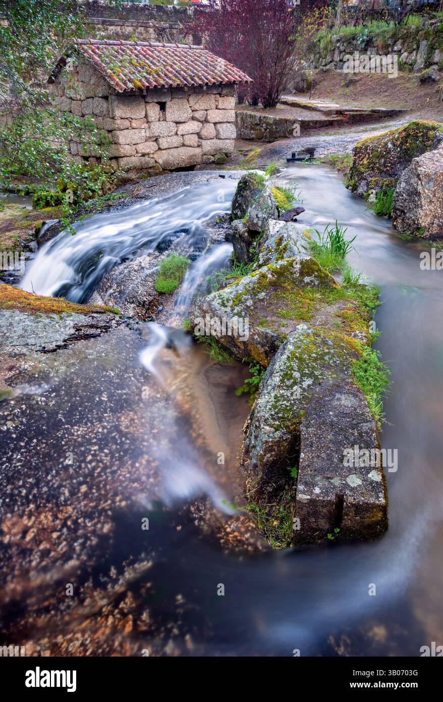 Beau paysage de canal d'eau avec petite cascade et un moulin à eau en pierre en arrière-plan dans le village de Sevilha, Tábua, Portugal. Banque D'Images Beau paysage de canal d'eau avec petite cascade et un moulin à eau en pierre en arrière-plan dans le village de Sevilha, Tábua, Portugal. Banque D'Images