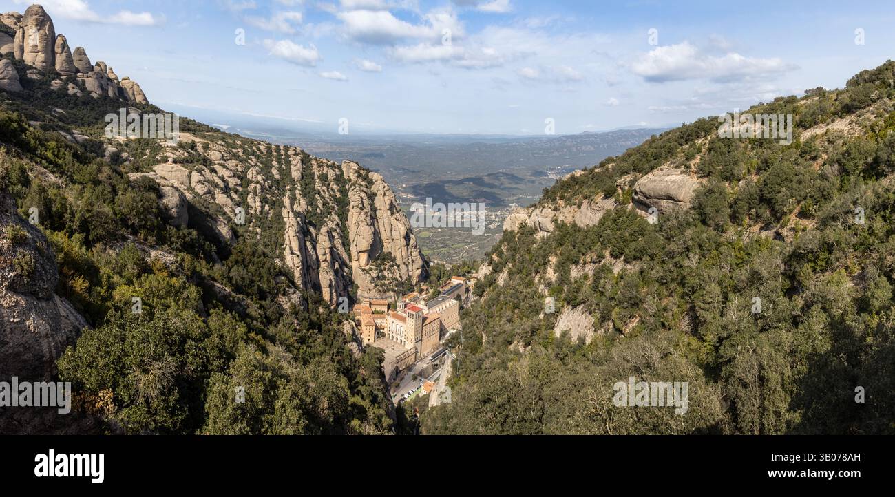 Subiendo en el funicular de Sant Joan, se disfruta de esta vista panorámica del Monasterio de Montserrat, enclavado en un entorno montañoso. España Banque D'Images