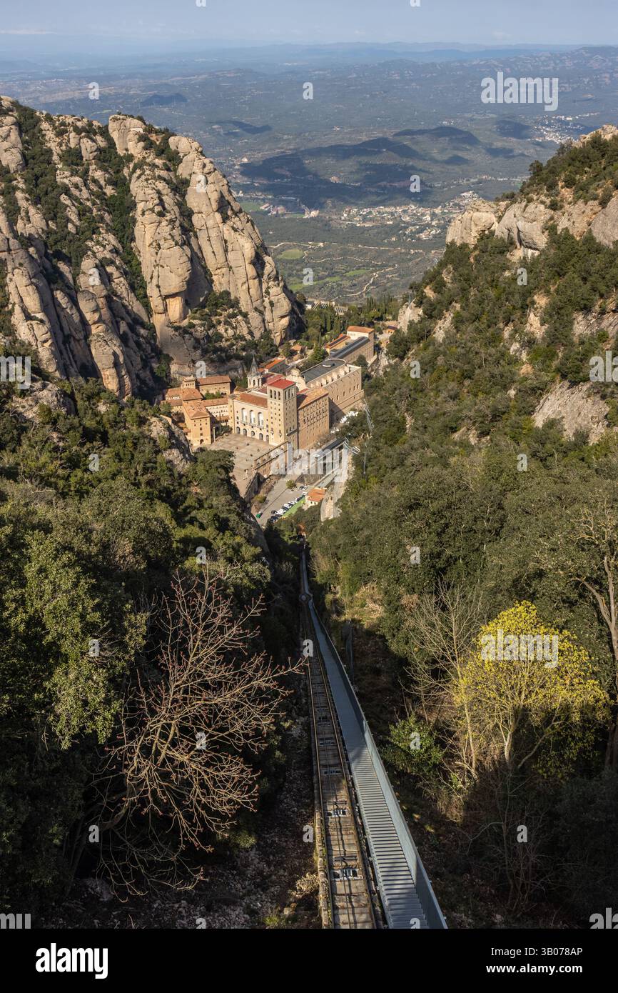 Subiendo en el funicular de Sant Joan, se disfruta de esta vista panorámica del Monasterio de Montserrat, enclavado en un entorno montañoso. España Banque D'Images