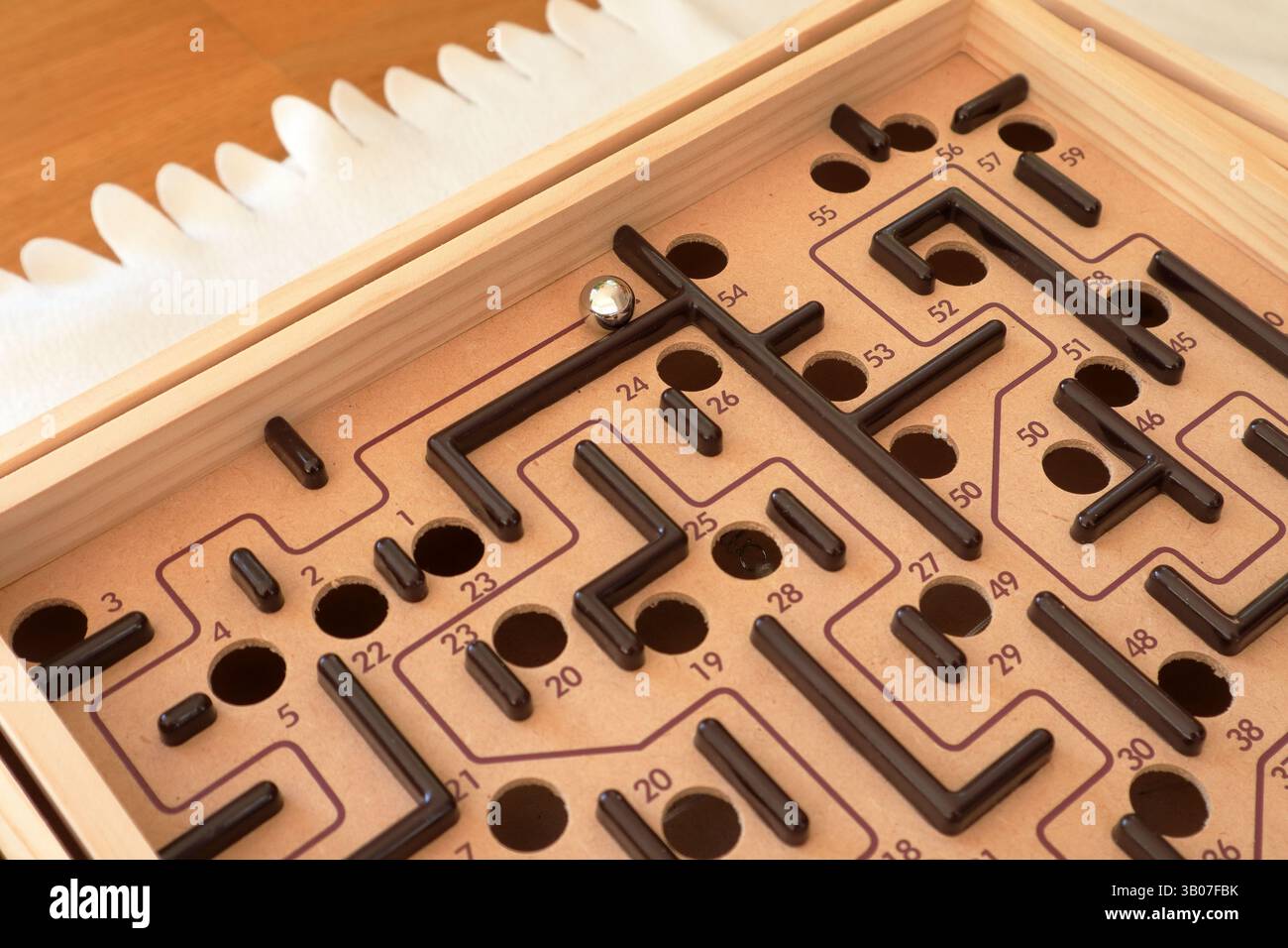 Jeu de labyrinthe. Jouet en bois, style ancien avec une boule en métal. Stockholm, Suède. Banque D'Images