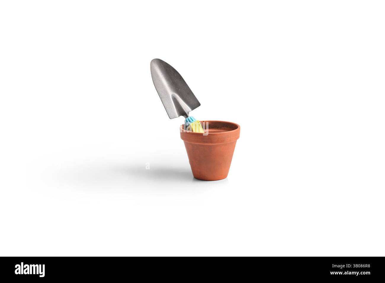 Pot de fleur avec une bêche à l'intérieur isolé sur fond blanc Banque D'Images