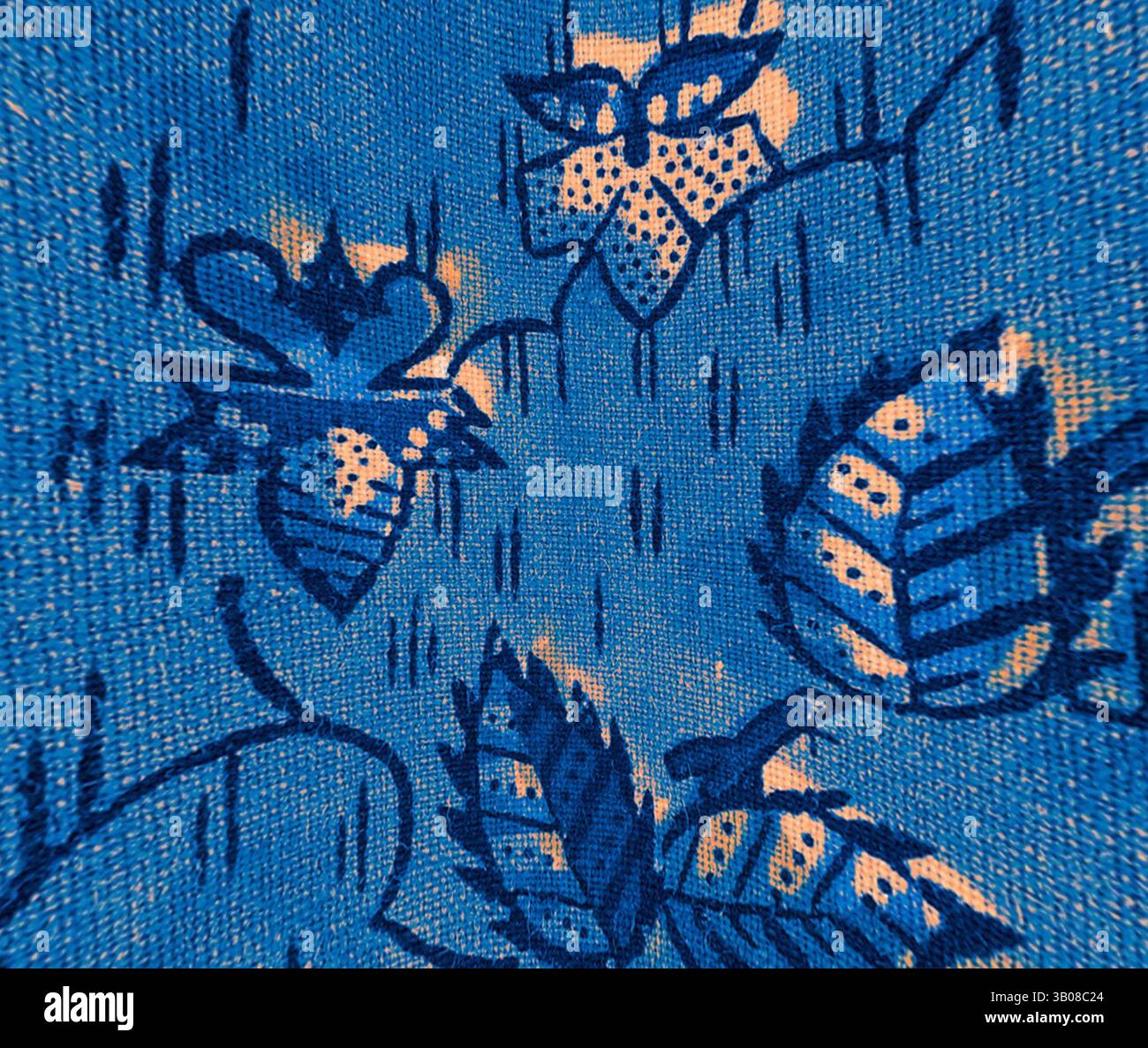 Un motif textile vibrant avec des fleurs et des feuilles stylisées, entrecoupées de gouttes de pluie abstraites, le tout rendu dans des tons de bleu et de crème. Le design met en valeur des détails complexes et un thème ludique inspiré de la nature., Un tissu bleu éclatant avec des motifs floraux et de feuilles complexes, accentués par des touches d'orange, créant un design frappant qui ajoute de la profondeur et du caractère. Art classique avec une touche moderne réinventé par Artotop, tissus français transformés, première moitié du XIXe siècle, art classique avec une touche moderne réinventé par Artotop Banque D'Images