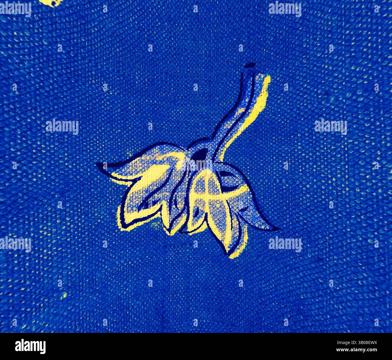 Un fond bleu vif présente une illustration stylisée d'une fleur délicate, avec des lignes complexes et des couleurs contrastées accentuant ses pétales., Un tissu bleu vif orné de motifs floraux jaunes complexes et de formes organiques, mettant en valeur un design ludique et audacieux. Art classique avec une touche moderne réinventé par Artotop, tissus français transformés, première moitié du XIXe siècle, art classique avec une touche moderne réinventé par Artotop Banque D'Images