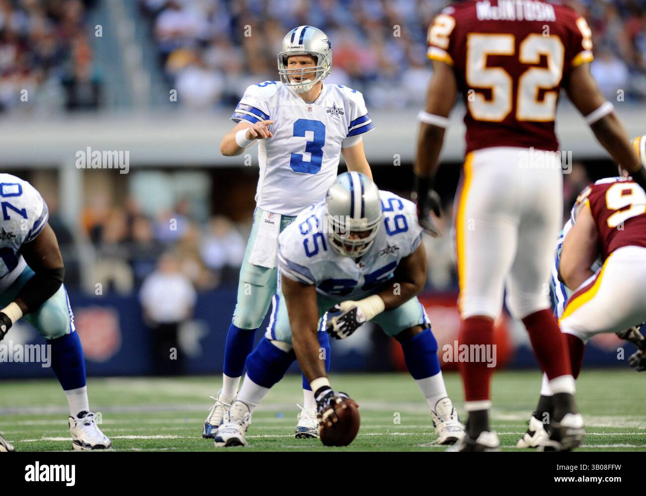 19 décembre 2010 : le quarterback des Dallas Cowboys Jon Kitna #3 sous le centre lors d'un match de football NFL entre les Dallas Cowboys et les Washington Redskins au Cowboys Stadium d'Arlington, Texas Dallas a battu Washington 33-30(crédit image : © Albert Pena/Cal Sport Media/ZUMAPRESS.com) Banque D'Images