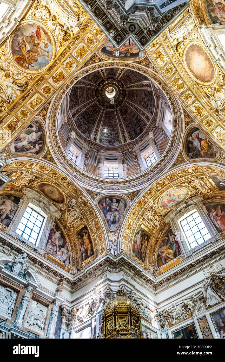 Vue intérieure du dôme de la chapelle Sixtine dans la basilique papale de Santa Maria Maggiore, Rome, richement décorée de fresques baroques Banque D'Images