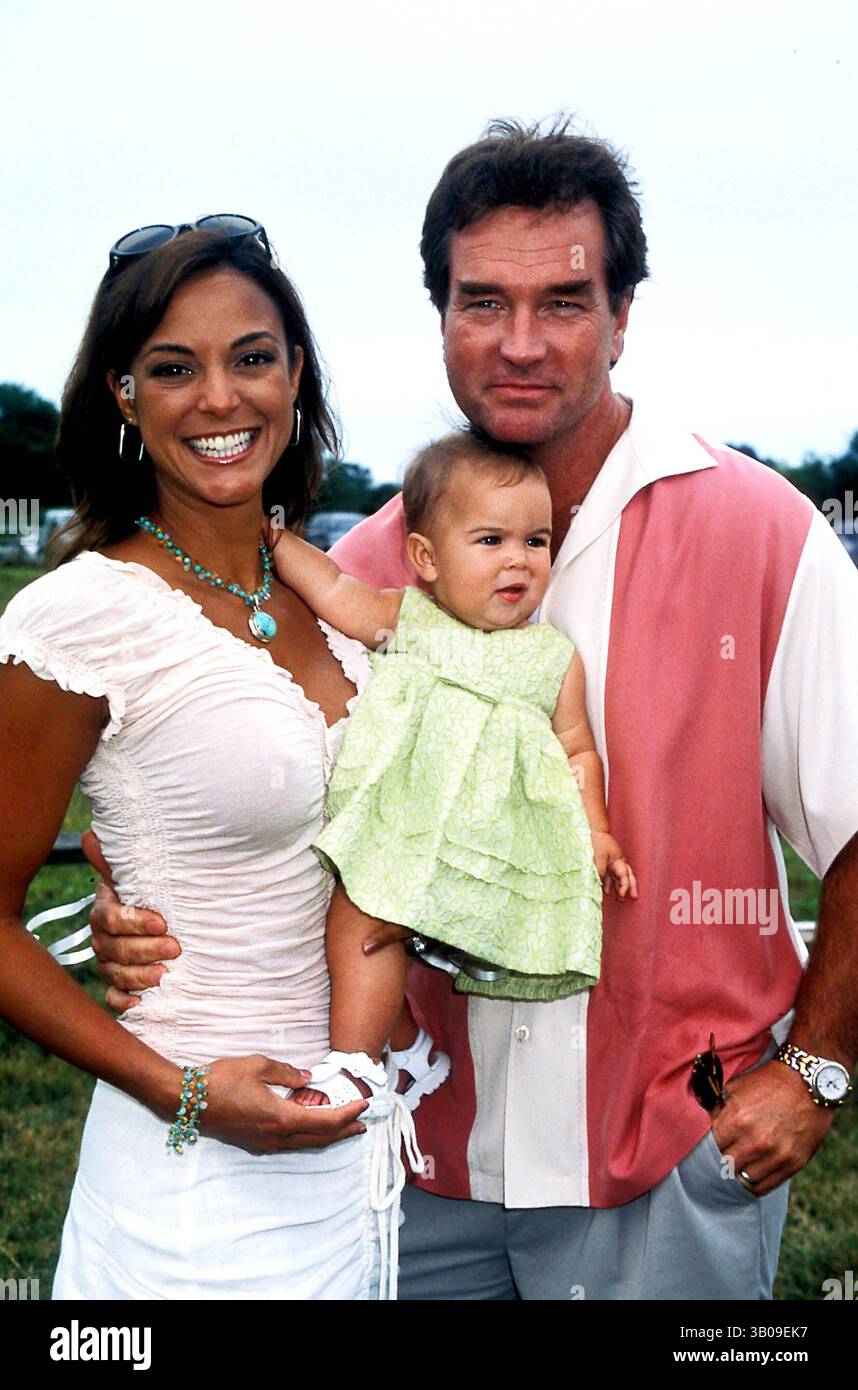 25 octobre 2005 - New York, New York, États-Unis - K25705HMc.5e Super samedi à benenfit Ovarian Cance Research..Eva LaRue et John Callahan, avec leur fille. - 2002(crédit image : © Henry McGee/Globe photos/ZUMAPRESS.com) Banque D'Images