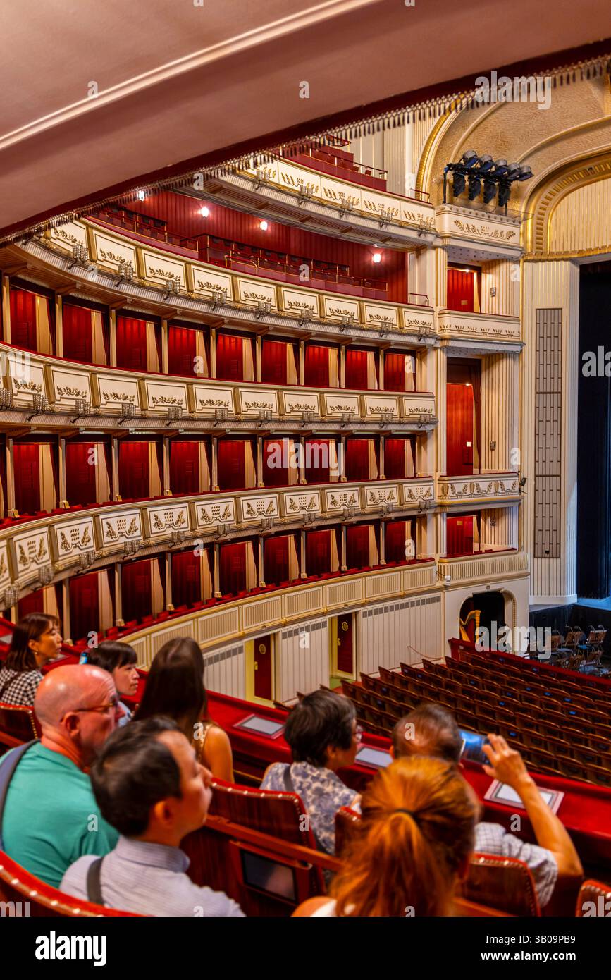 Vienne, Autriche - 8 septembre 2024 : intérieur de l'Opéra d'État de Vienne à Vienne en Autriche Banque D'Images