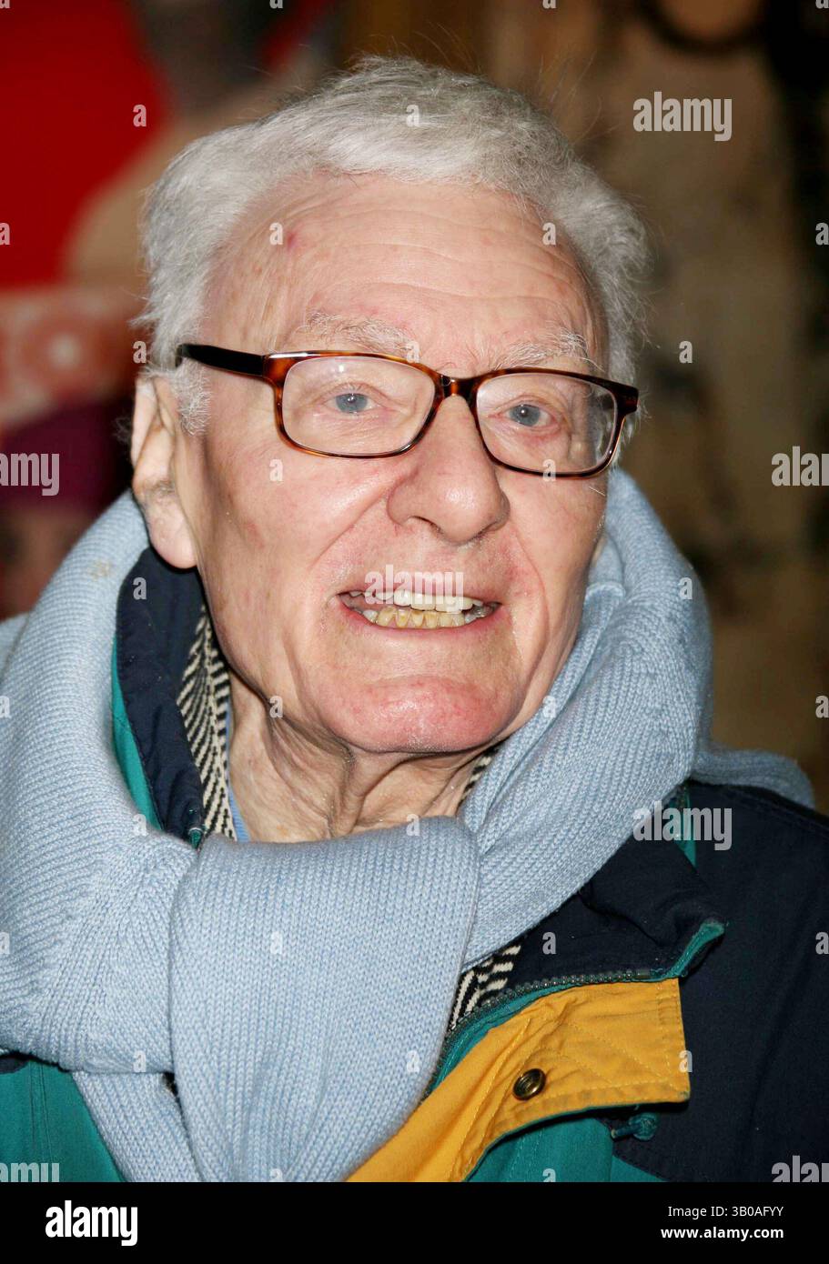 9 DÉCEMBRE 2005 - NEW YORK, NEW YORK, ÉTATS-UNIS - PETER SHAFFER ARRIVANT À LA SOIRÉE D'OUVERTURE DE LA PRODUCTION DE LA COMPAGNIE DE THÉÂTRE ROUNDABOUT D'UNE TOUCHE DE POÈTE AU STUDIO 54 À NEW YORK NEW YORK LE 12-08-2005. / 2005. . K46217HMC(crédit image : © Henry McGee/Globe photos/ZUMAPRESS.com) Banque D'Images