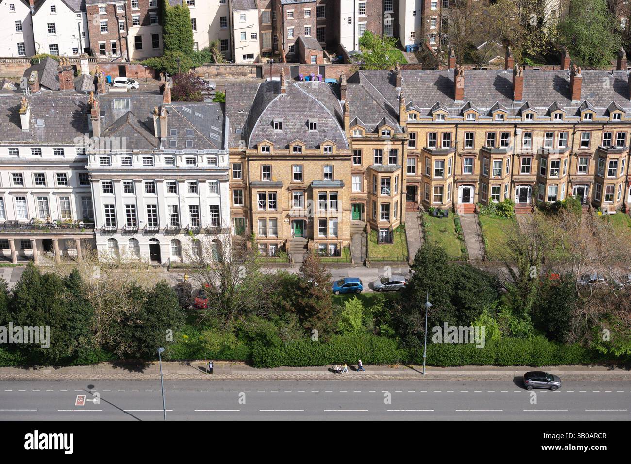 Gambier Terrace est une rue de maisons du XIXe siècle donnant sur James's Mount and Gardens et la cathédrale de Liverpool. Banque D'Images