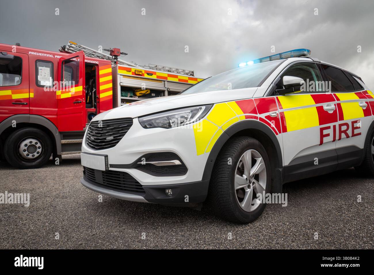 Deux camions de pompiers rouges et véhicules d'urgence. Les pompiers transportent des échelles, des appareils de lutte contre l'incendie et de l'eau pour sauver des vies, supprimer les feux de forêt, exti Banque D'Images