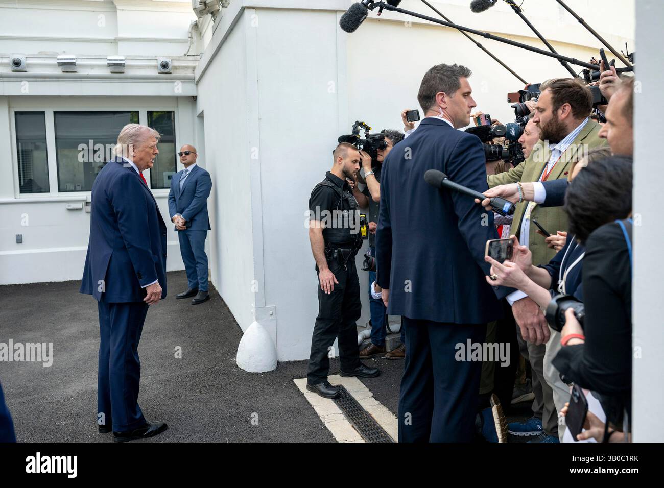 Washington, États-Unis. 23 avril 2025. U. S Président Donald Trump, à gauche, parle brièvement aux médias devant la Maison Blanche, 23 avril 2025 à Washington, DC crédit : Joyce Boghosian/White House photo/Alamy Live News Banque D'Images