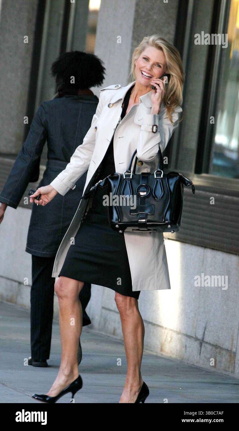 13 octobre 2006 - New York, New York, États-Unis - CHRISTIE BRINKLEY TOURNAGE PUBLICITAIRE POUR . COSMÉTIQUES ''COVERGIRL'' SUR 415 GREENWICH ST. DATÉ DU 13 OCTOBRE 2006 - CHRISTIE BRINKLEY. K50235JBB(crédit image : © John Barrett/Globe photos/ZUMAPRESS.com) Banque D'Images