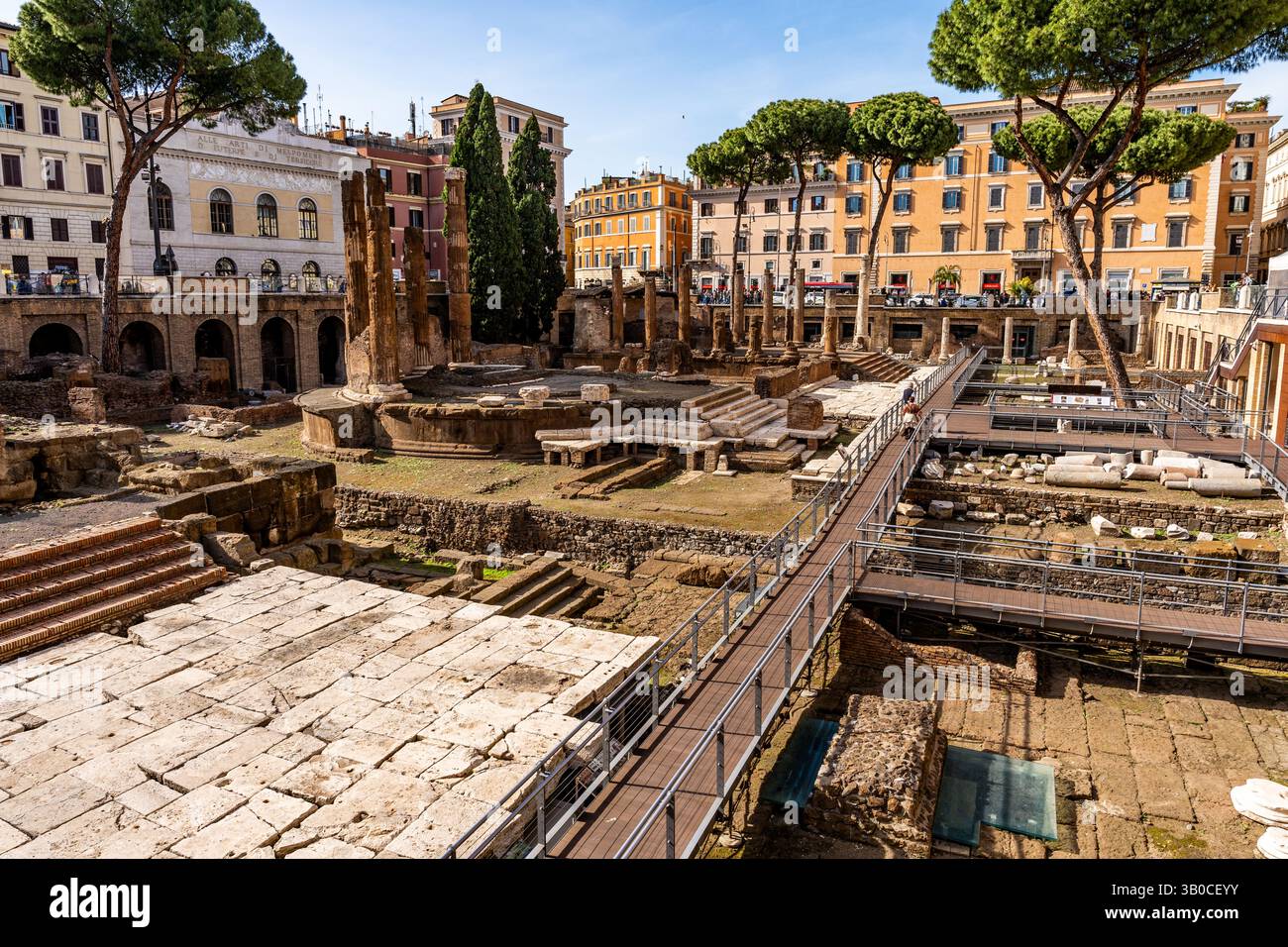 Largo di Torre Argentina, construit sur une importante zone archéologique de l'époque romaine, est aujourd'hui la plus ancienne colonie de chats de Rome, en Italie Banque D'Images