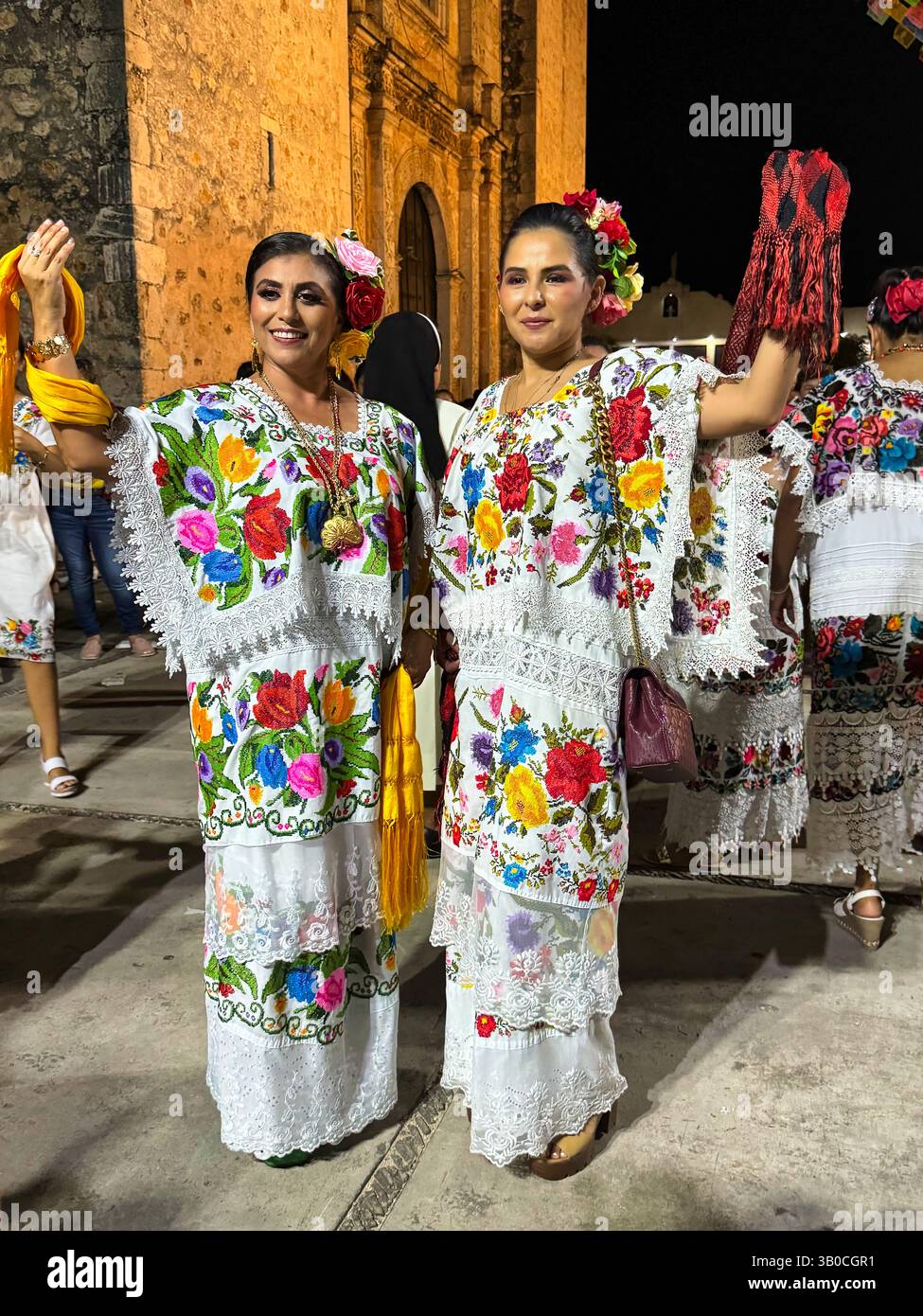 Valladolid, Mexique, 23 octobre 2024 - les dames du Yucatecan portant la robe Terno vues lors de la performance festive de danse Jarana à l'église San Servacio Banque D'Images