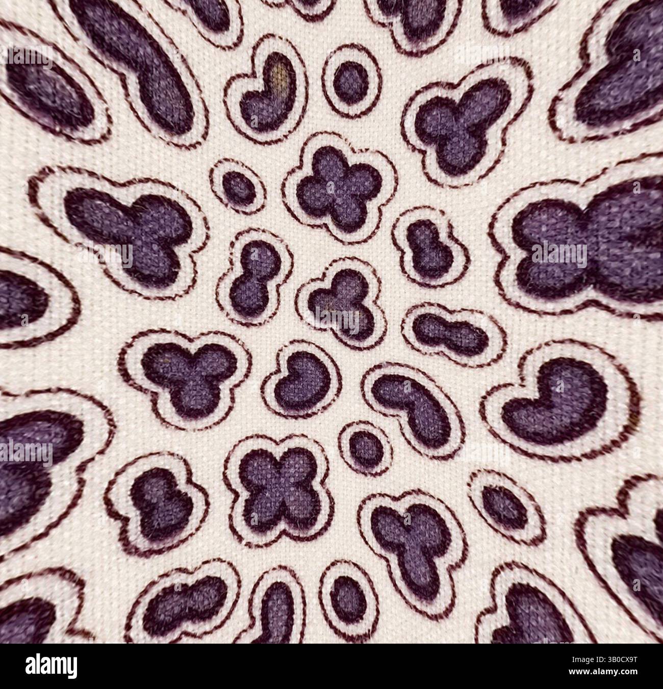 Une série de formes abstraites et organiques de différentes tailles, créant un motif ludique qui évoque une sensation de mouvement et de fluidité. Les dessins s'entrelacent dans un mélange harmonieux, suggérant un thème fantaisiste, inspiré de la nature., Une surface circulaire ornée d'un motif fantaisiste de petites formes florales interconnectées dans des tons violets, sur un fond clair. Art classique avec une touche moderne réinventé par Artotop, tissus français transformés, première moitié du XIXe siècle, art classique avec une touche moderne réinventé par Artotop Banque D'Images