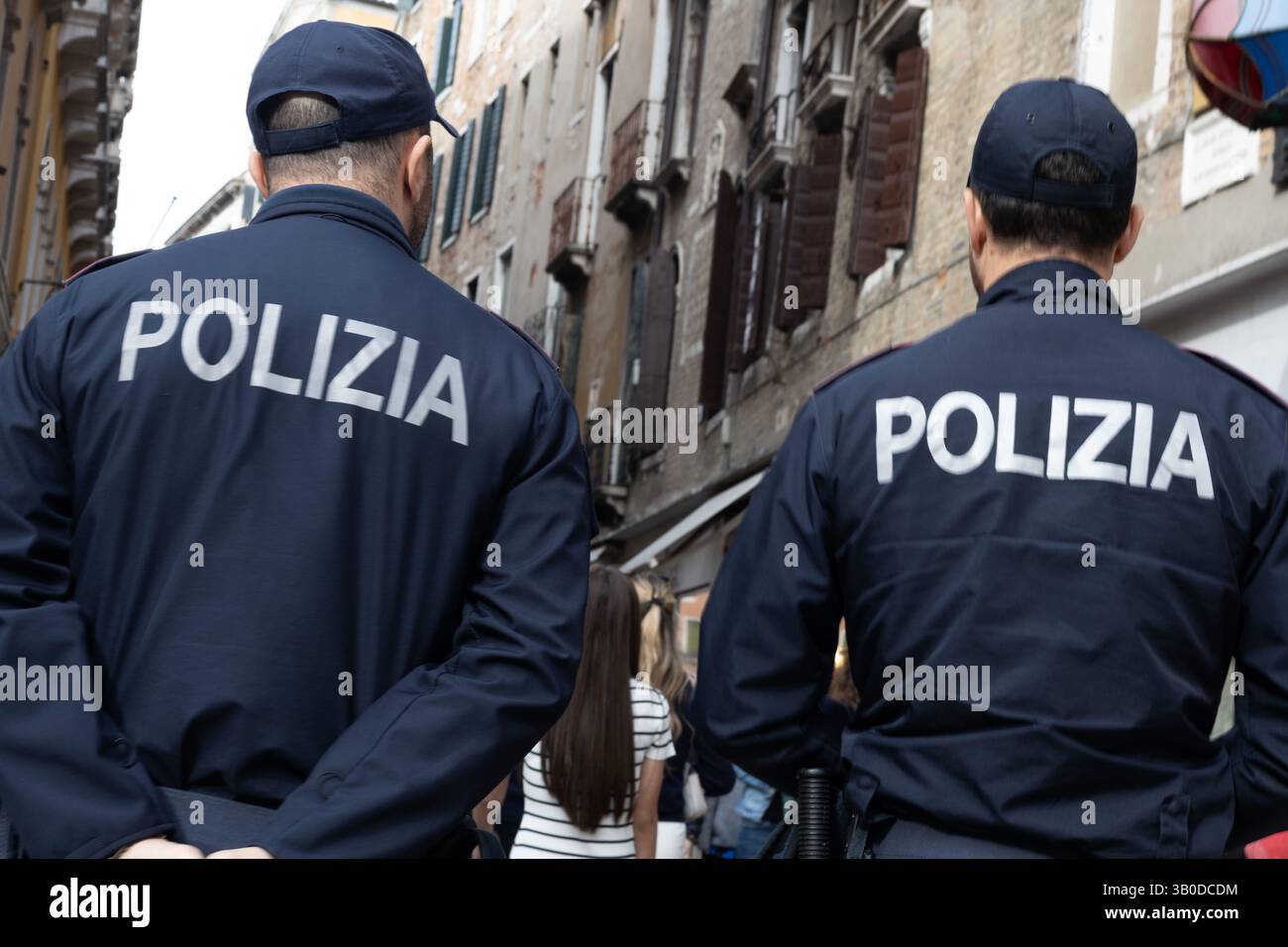 Venise, Italie - 20 avril 2025 : des policiers italiens patrouillent dans les rues historiques de la ville pendant la journée Banque D'Images