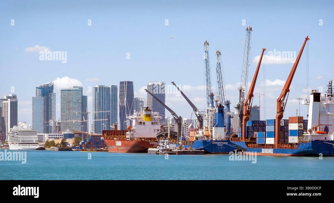 Navires et navires de croisière et grues à Miami hrabour, Miami, Floride, États-Unis Banque D'Images