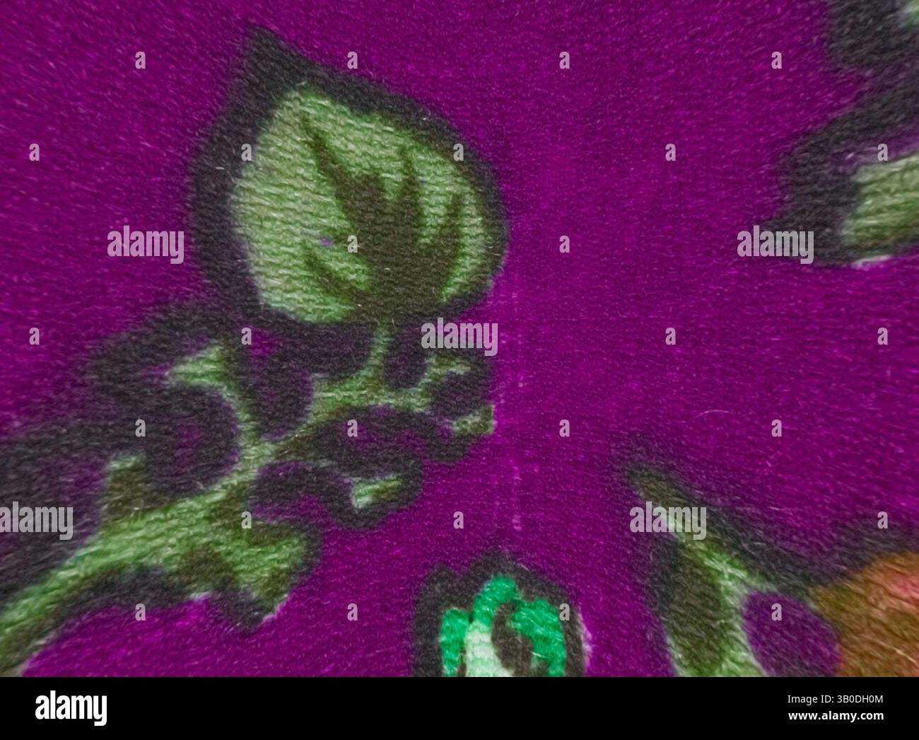 Un motif floral éclatant se compose de violets profonds et de verts riches, avec des motifs de feuilles complexes créant une texture visuelle dynamique., Un tissu violet éclatant orné d'un motif floral délicat avec des verts et des teintes douces, créant un design vif et gai. Art classique avec une touche moderne réinventé par Artotop, tissus français transformés, première moitié du XIXe siècle, art classique avec une touche moderne réinventé par Artotop Banque D'Images