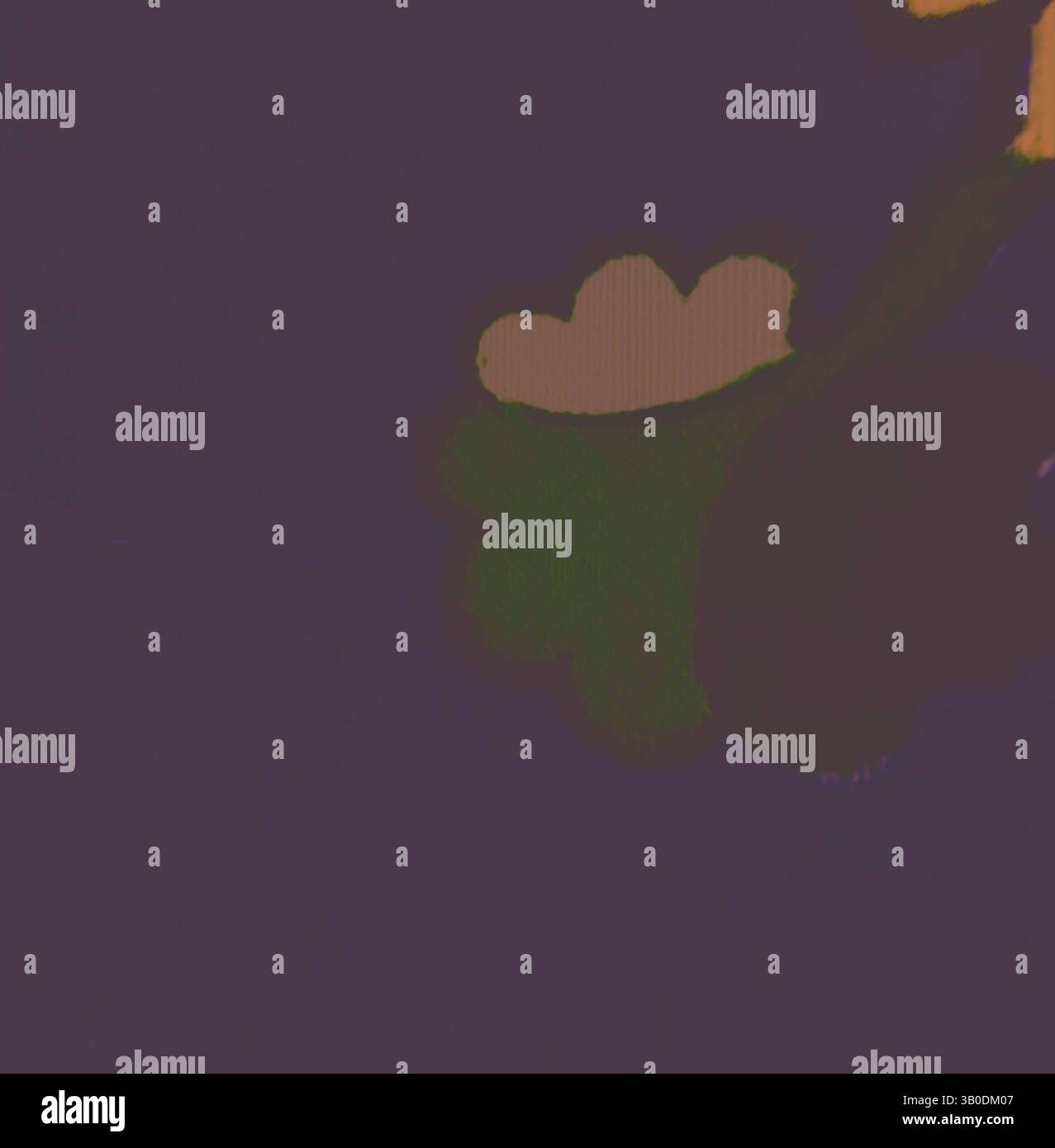 Un design fantaisiste avec une fleur colorée avec des pétales et des feuilles stylisées, suggérant une ambiance ludique et créative., Un design circulaire avec un mélange de formes et de couleurs abstraites, y compris des teintes sombres et des motifs de coeur ludiques, évoque un sentiment de fantaisie et de créativité. Art classique avec une touche moderne réinventé par Artotop, tissus français transformés, première moitié du XIXe siècle, art classique avec une touche moderne réinventé par Artotop Banque D'Images