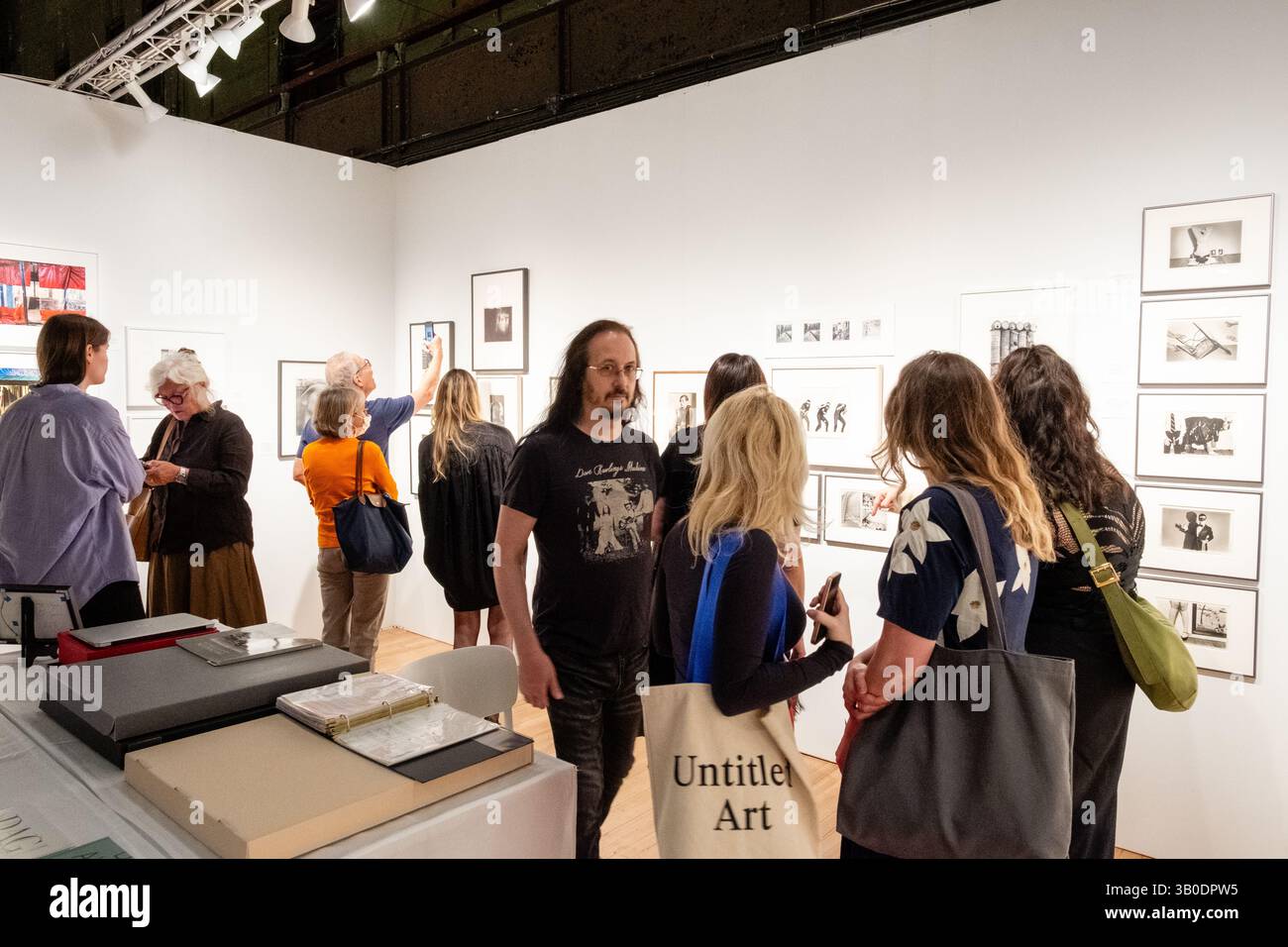 New York, NY, États-Unis. 23 avril 2025. Le Photography Show, parrainé par l'Association of International Photography Art Dealers (AIPAD) a ouvert ses portes à l'Armory Park Avenue. Visiteurs dans la galerie de Deborfah Bell. Crédit : Ed Lefkowicz/Alamy Live News Banque D'Images