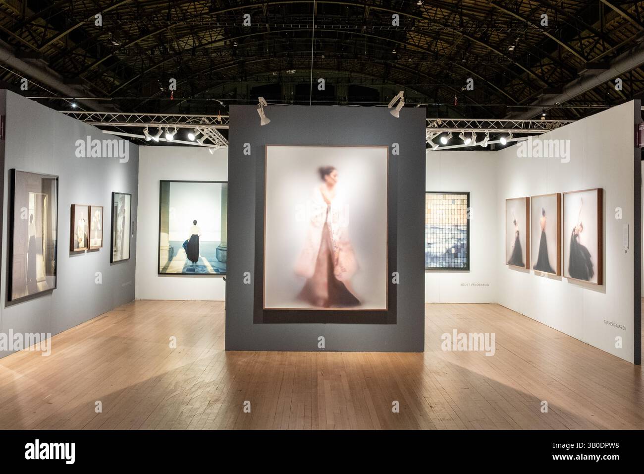 New York, NY, États-Unis. 23 avril 2025. Le Photography Show, parrainé par l'Association of International Photography Art Dealers (AIPAD) a ouvert ses portes à l'Armory Park Avenue. Un grand tirage du photographe néerlandais Caspar Faassen accueille les participants sur le stand de Bildhalle. Crédit : Ed Lefkowicz/Alamy Live News Banque D'Images
