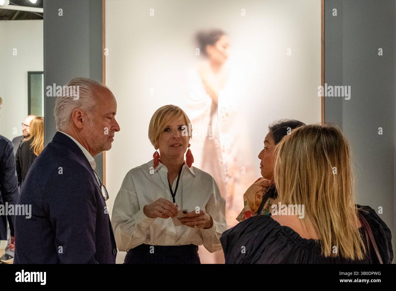 New York, NY, États-Unis. 23 avril 2025. Le Photography Show, parrainé par l'Association of International Photography Art Dealers (AIPAD) a ouvert ses portes à l'Armory Park Avenue. Un grand tirage du photographe néerlandais Caspar Faassen accueille les participants sur le stand de Bildhalle. Crédit : Ed Lefkowicz/Alamy Live News Banque D'Images