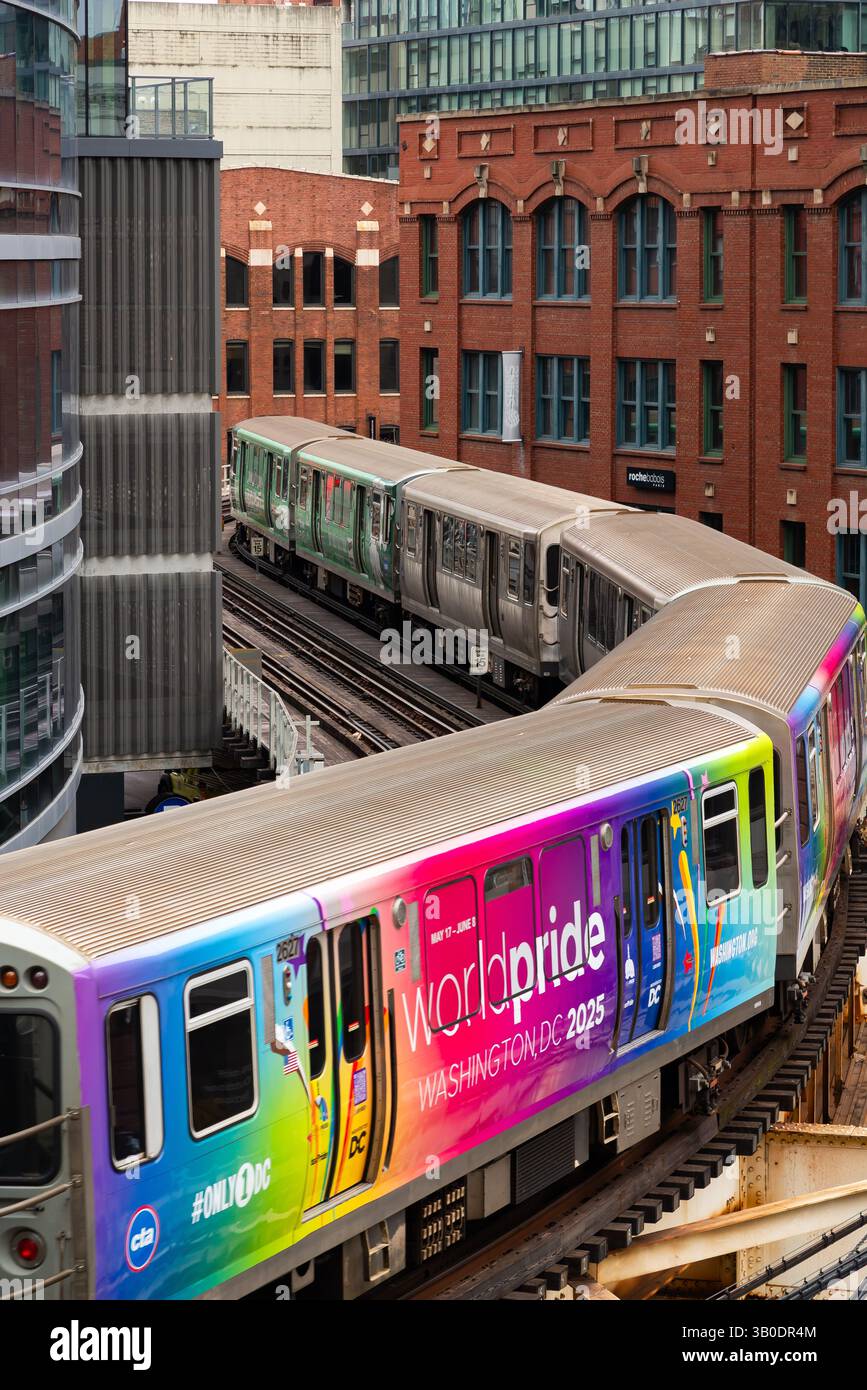 Chicago, Illinois - États-Unis - 5 avril 2025 : train de banlieue tissant à travers les bâtiments du centre-ville de Chicago, Illinois, États-Unis. Banque D'Images