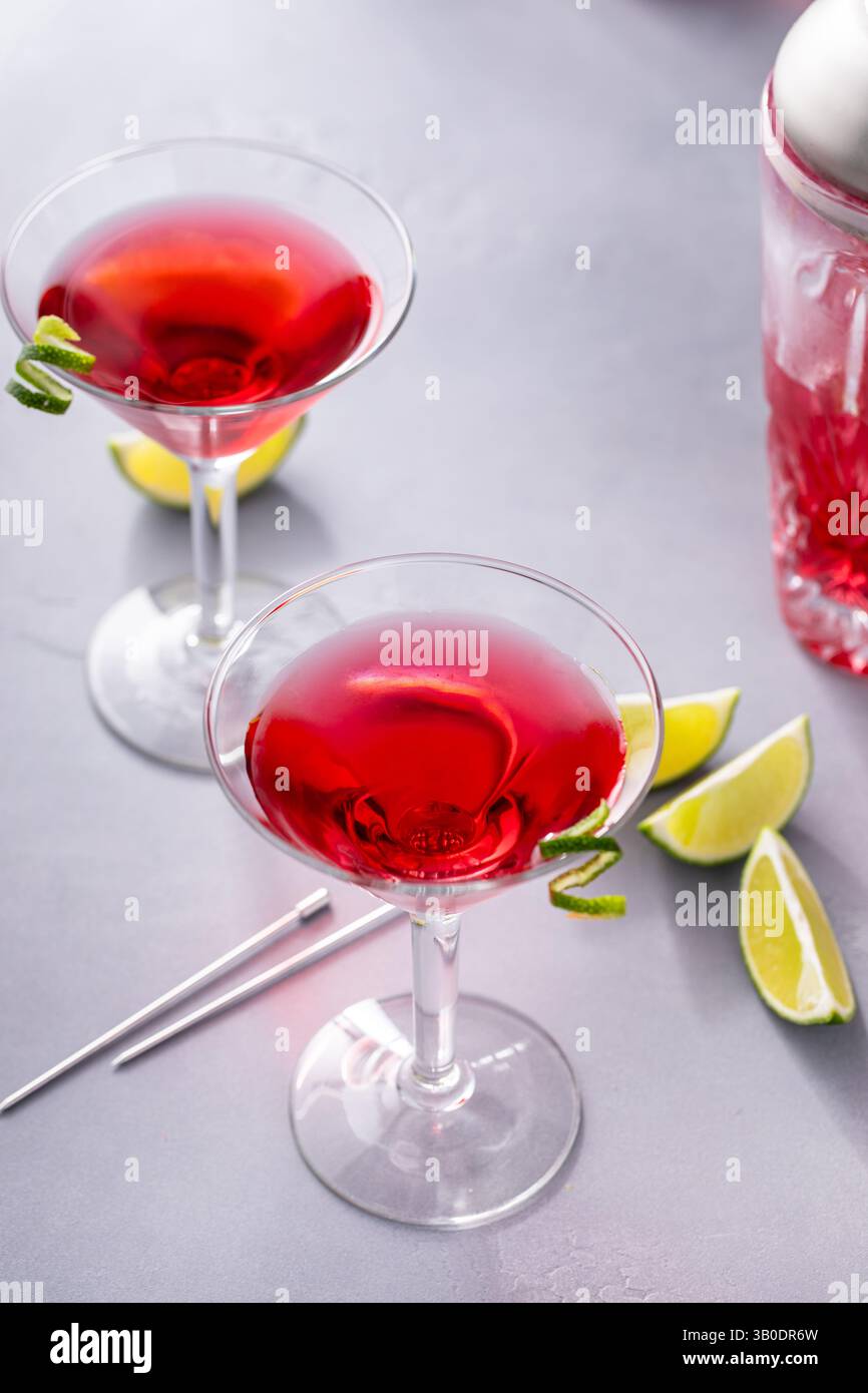Cocktail cosmopolite dans des verres traditionnels avec des touches de citron vert Banque D'Images
