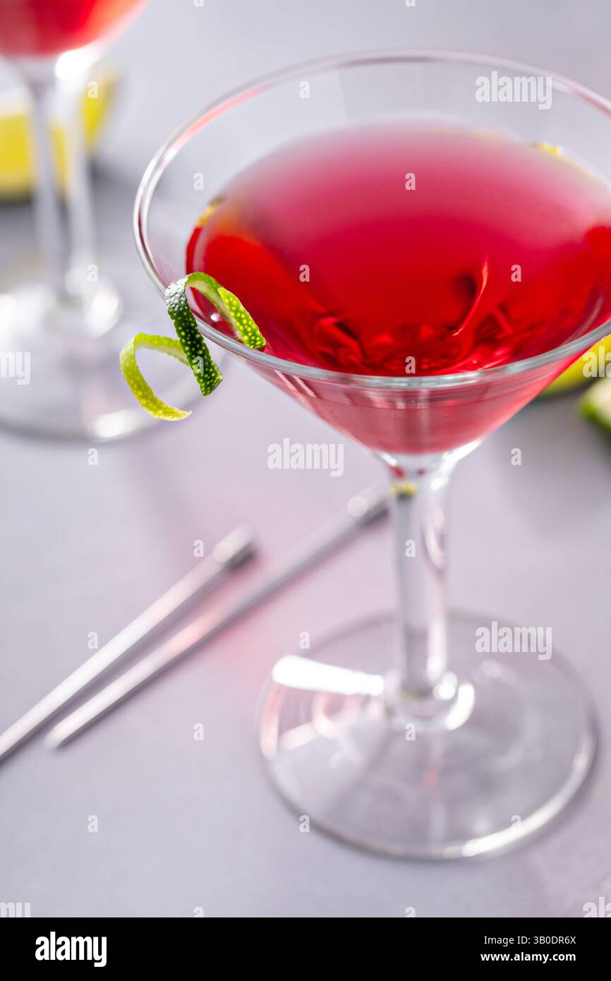 Cocktail cosmopolite dans des verres traditionnels avec des touches de citron vert Banque D'Images