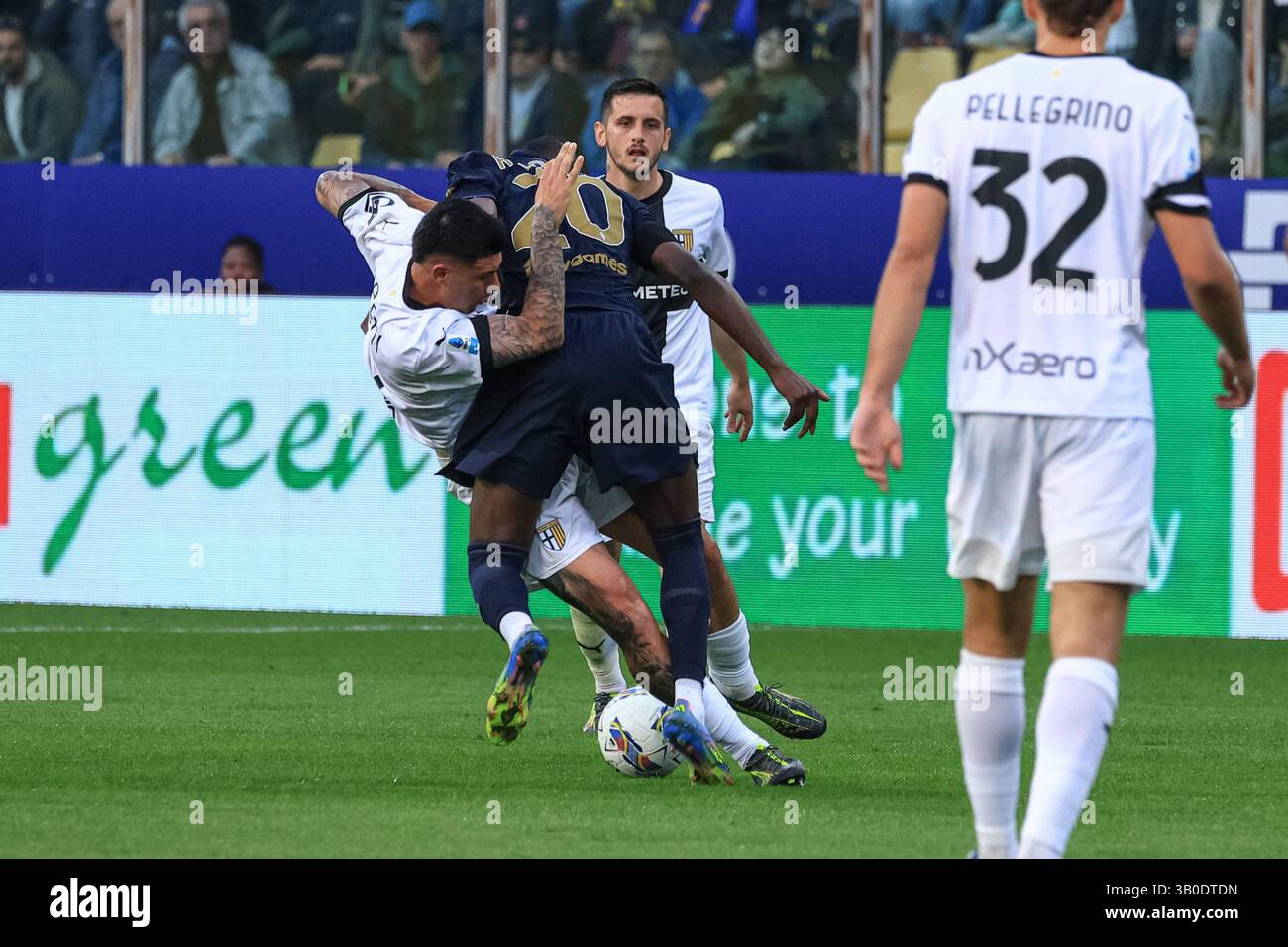 Parme, Italie. 24 avril 2025. Randal Kolo Muani (Juventus FC) se bat pour le ballon contre Lautaro Valenti (Parma Calcio) pendant Parma Calcio vs Juventus FC, match de football italien Serie A à Parme, Italie, 23 avril 2025 crédit : Independent photo Agency/Alamy Live News Banque D'Images