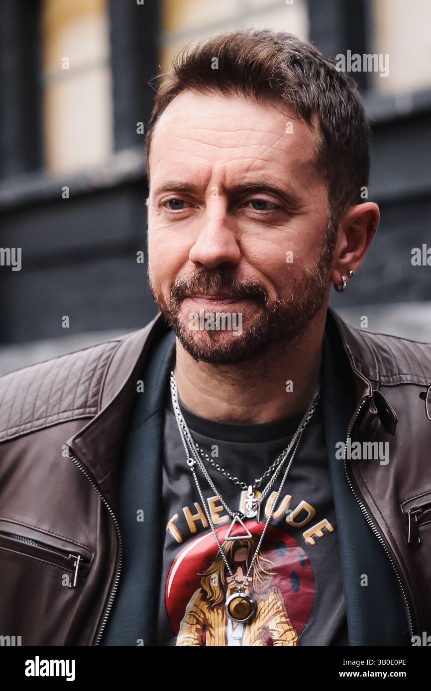 Milan, Italie. 11 mars 2025. Andrea Scanzi arrive à Stasera c'e Cattelan su Raidue au centre de production de Rai à Milan, Italie, le 11 mars 2025 (photo de Alessandro Bremec/NurPhoto). Crédit : NurPhoto SRL/Alamy Live News Banque D'Images