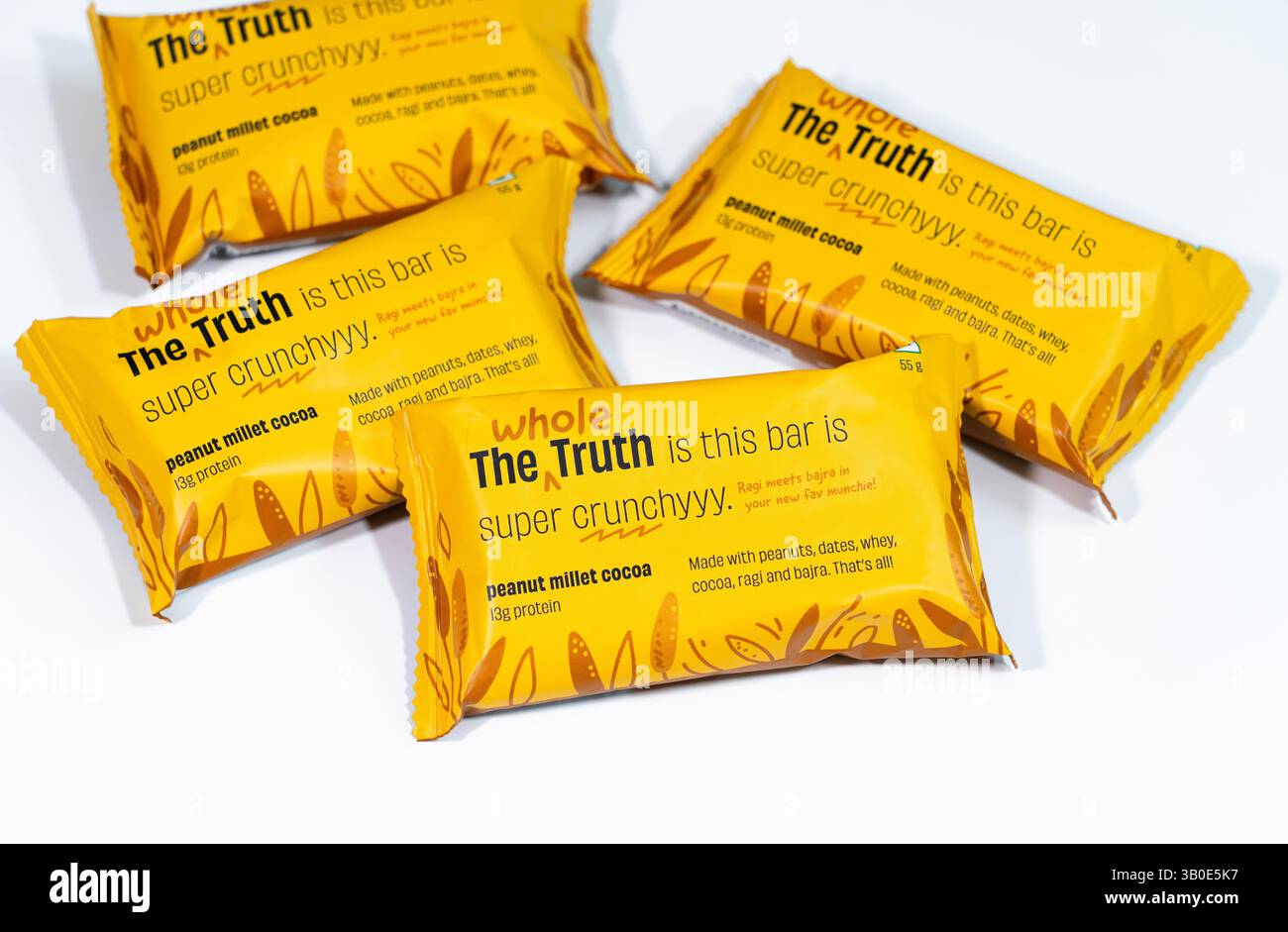 La barre protéinée Whole Truth Peanut Millet Cocoa sur fond blanc. Banque D'Images