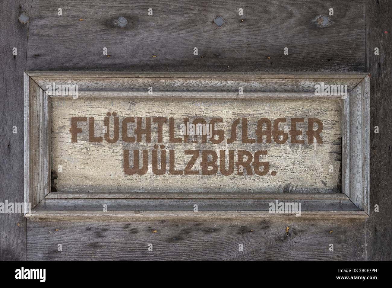 Panneau à la porte d'entrée du château de Wuelzburg, rappel du camp de réfugiés de 1952 à 1968, château de Wuelzburg, Weissenburg, moyenne Franconie, Bavari Banque D'Images