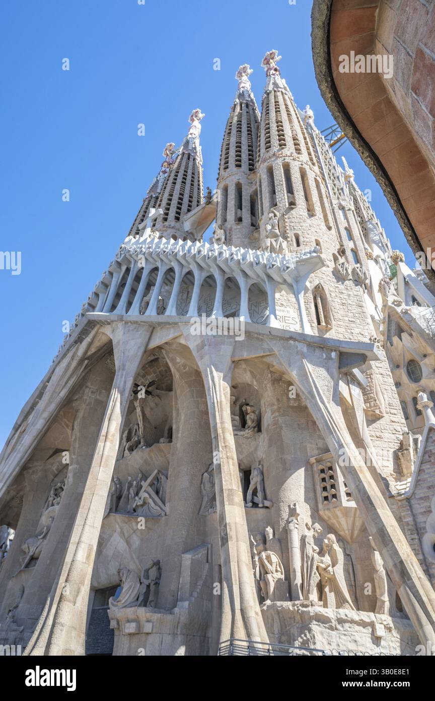 Détail de la façade passion dans le style expressionniste par Josep Maria Subirachs avec 18 colonnes en forme d'os soutenant une croix et des tours du Wor Banque D'Images