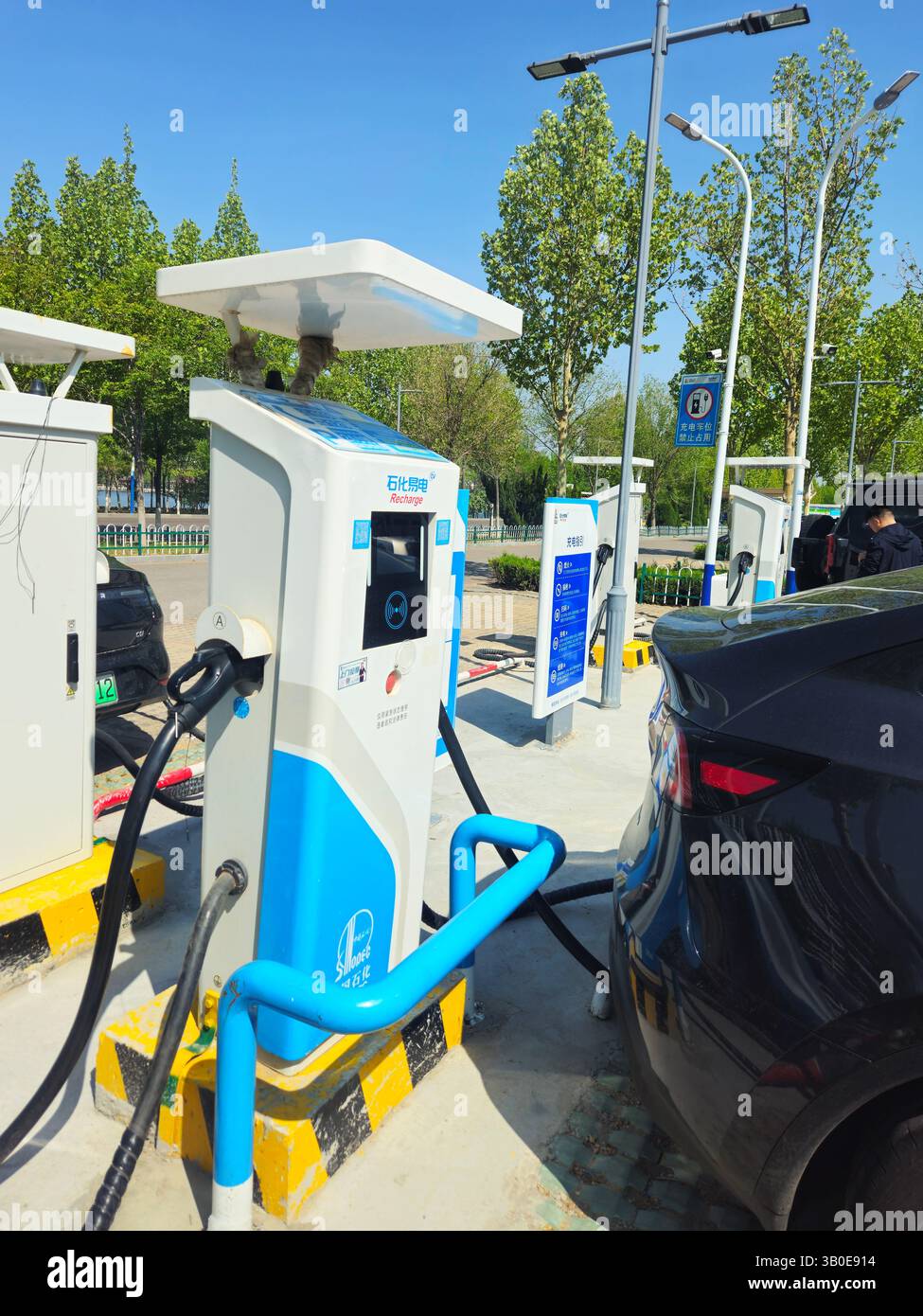 Tesla Model y sur la station de charge de véhicule électrique Sinopec recharge en Chine urbaine Banque D'Images