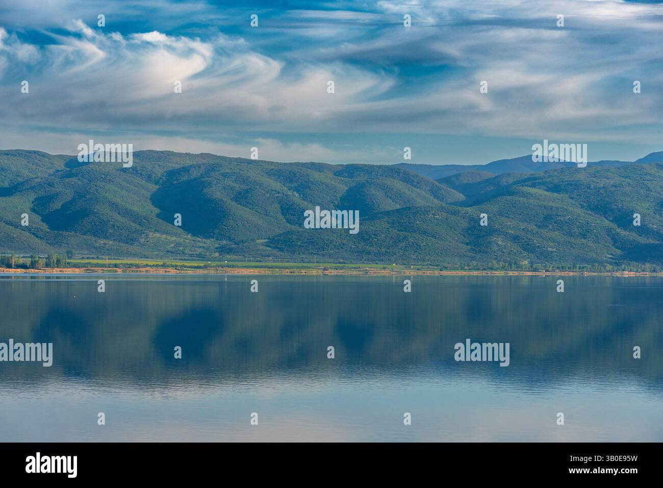 Ciel et miroirs de montagne : réflexions sur un lac calme Banque D'Images
