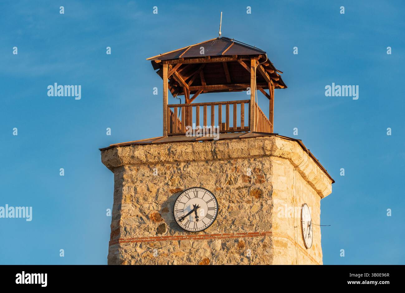 Congelé à 5h40 – la tour de l'horloge de la ville brisée Banque D'Images
