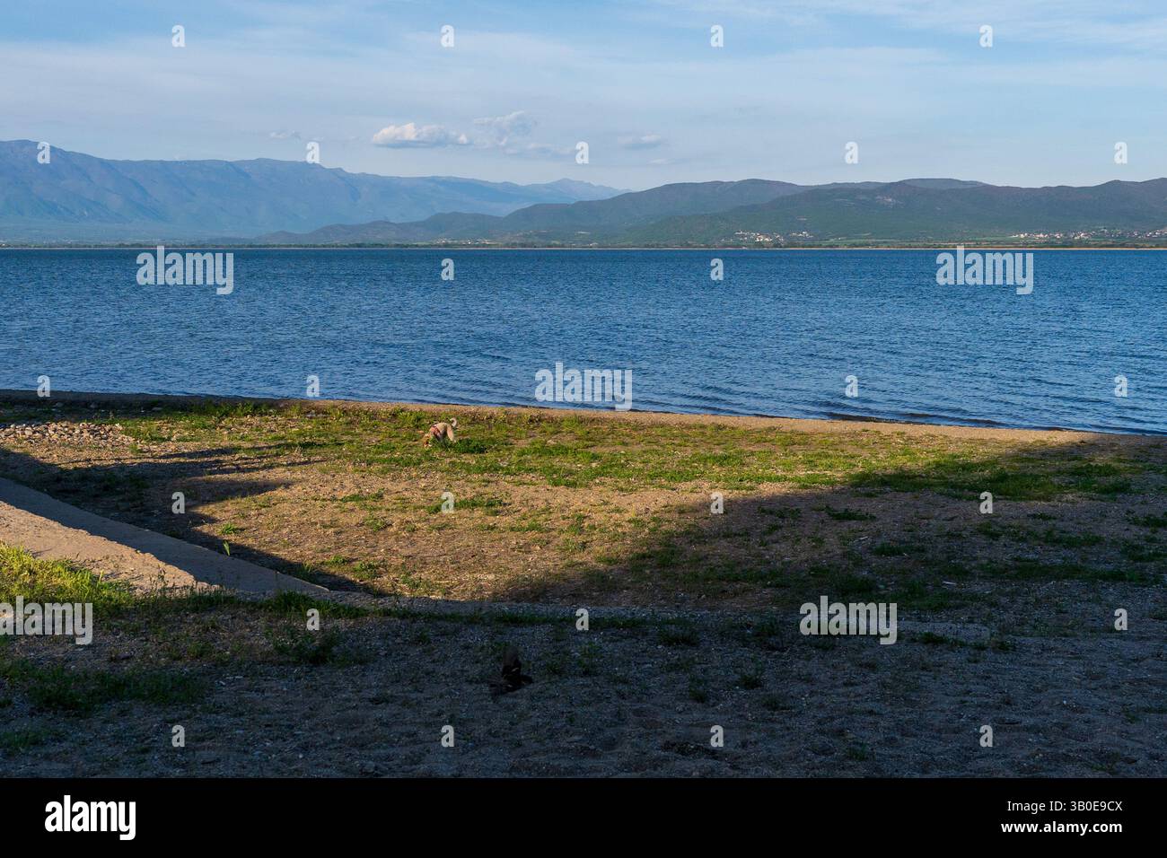 Murmure avant le coucher du soleil – plage de sable et lac Mountain Banque D'Images